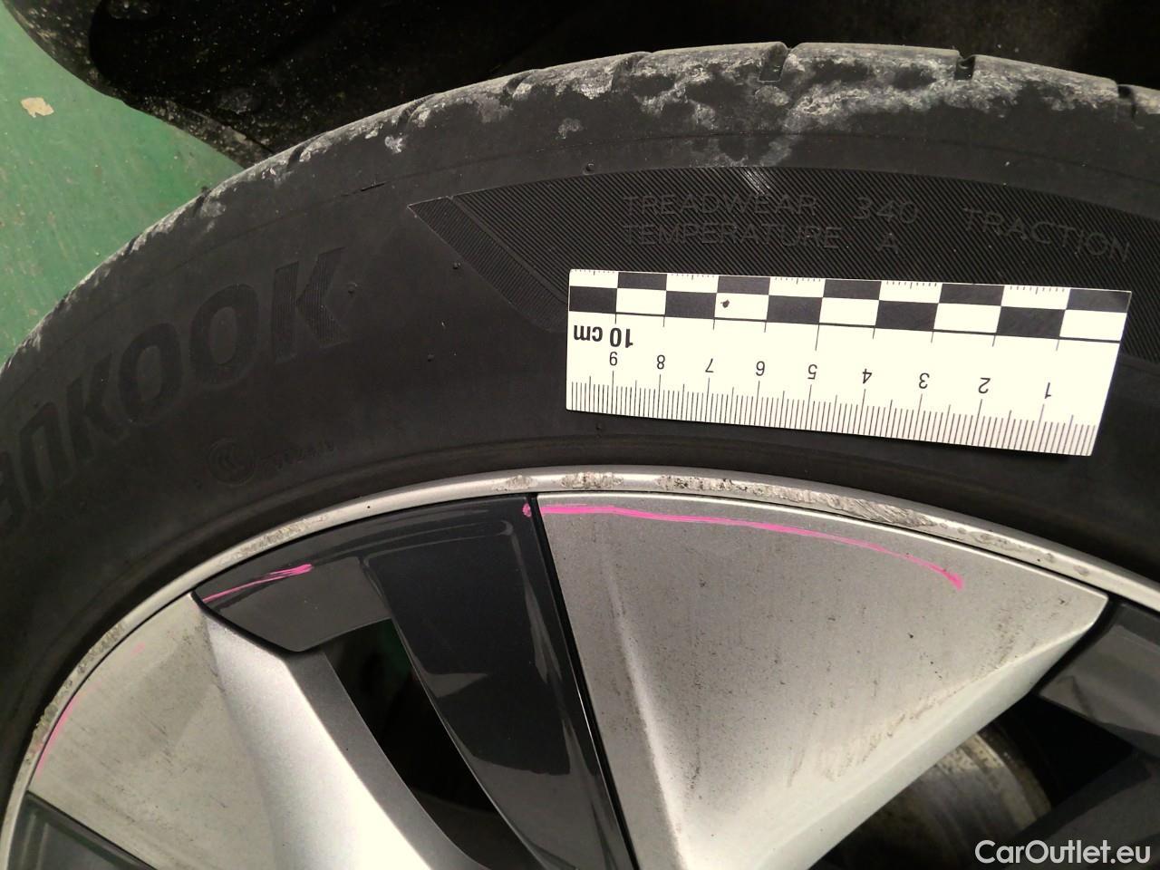 Tesla  Model Y  75kWh Long-Range AWD #18