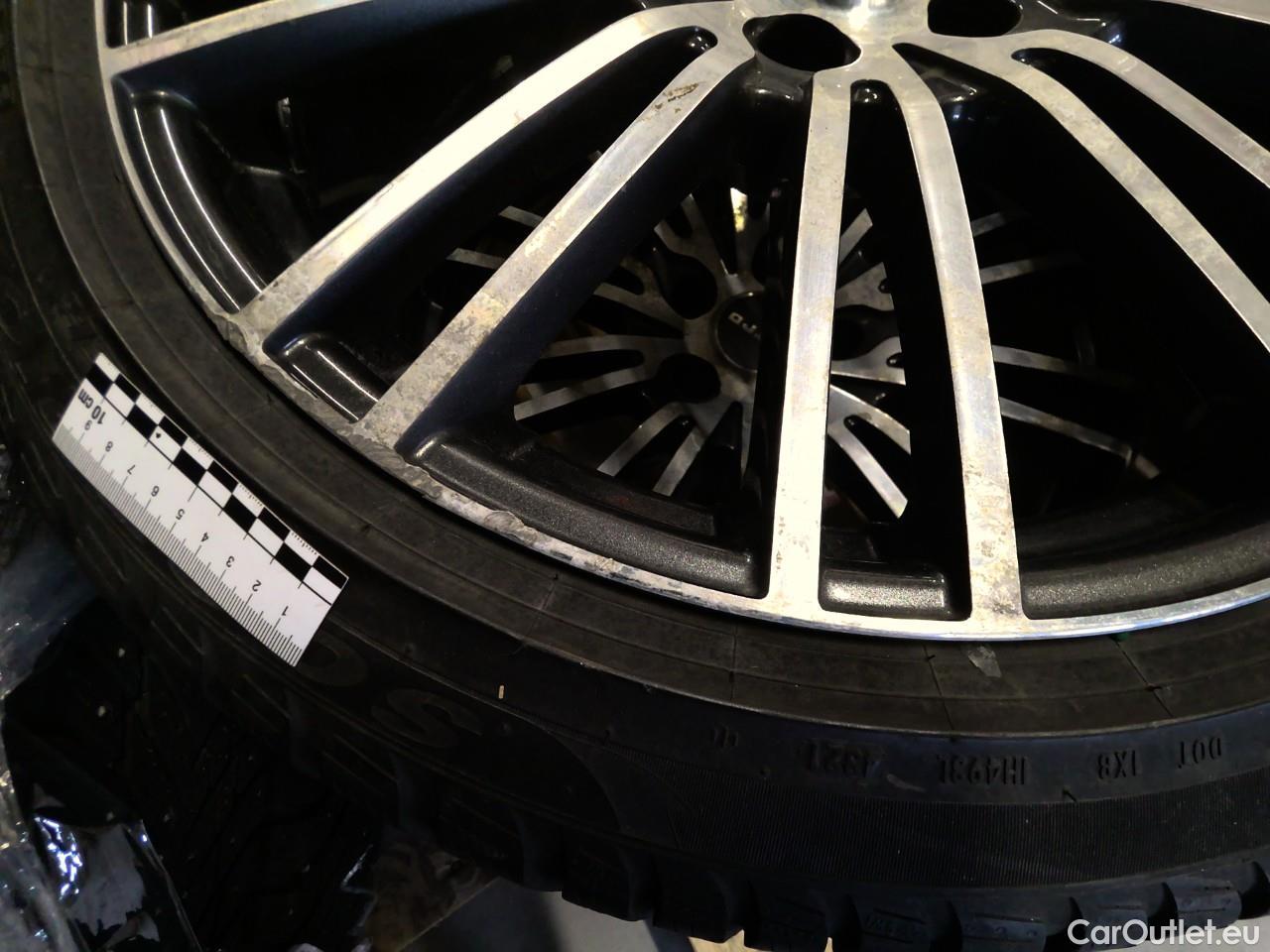 Tesla  Model Y  75kWh Long-Range AWD #9