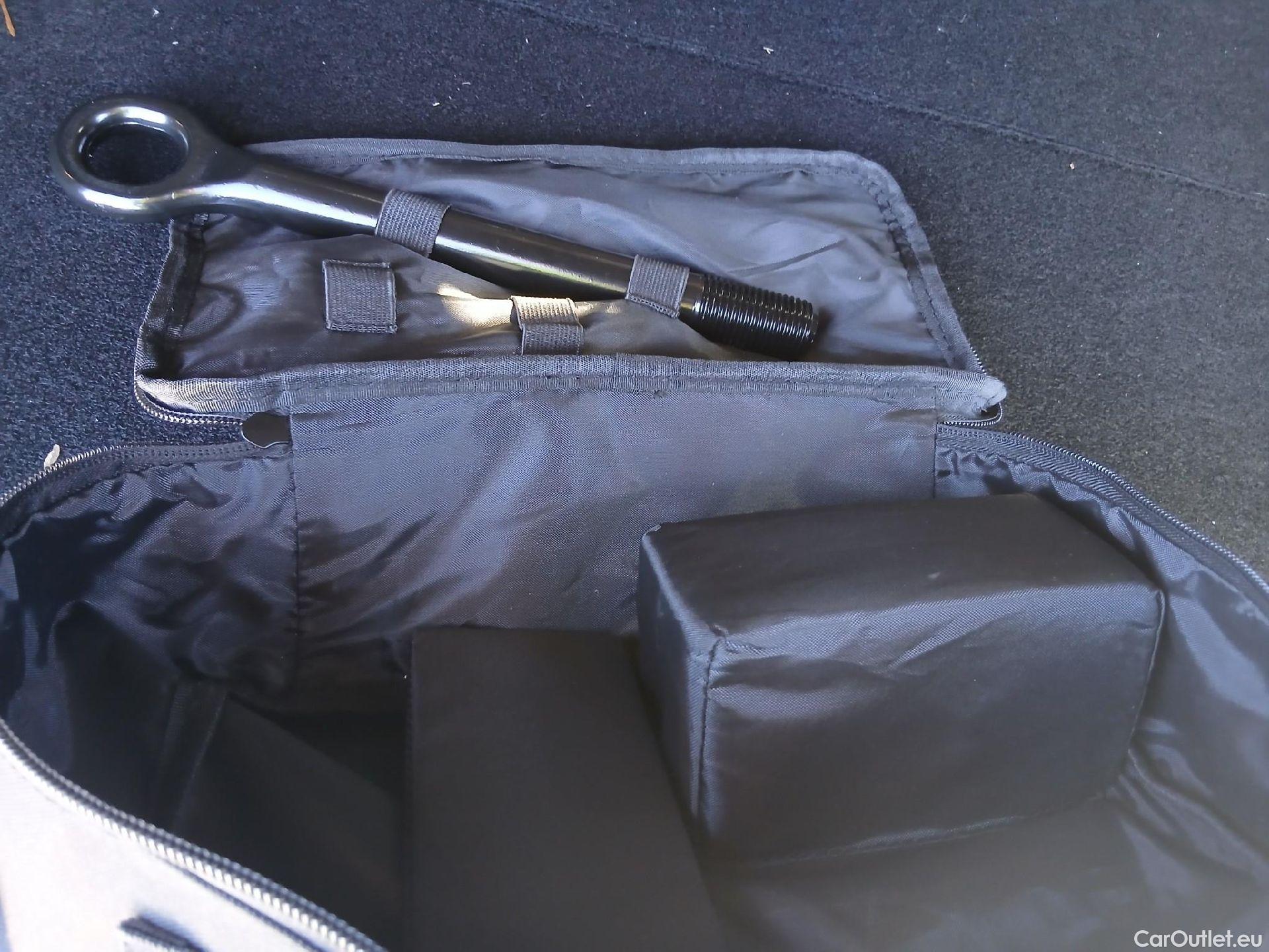 Hyundai  Tucson HYUNDAI  / 2020 / 5P / todoterreno 1.6 TGDI 169kW HEV Style Teal Auto #3