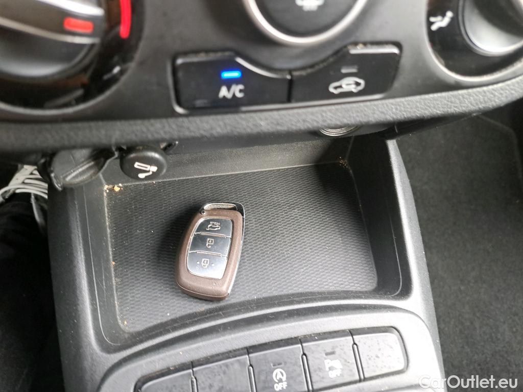 Hyundai  i10 HYUNDAI  / 2020 / 5P / berlina con portón 1.0 Tecno #2