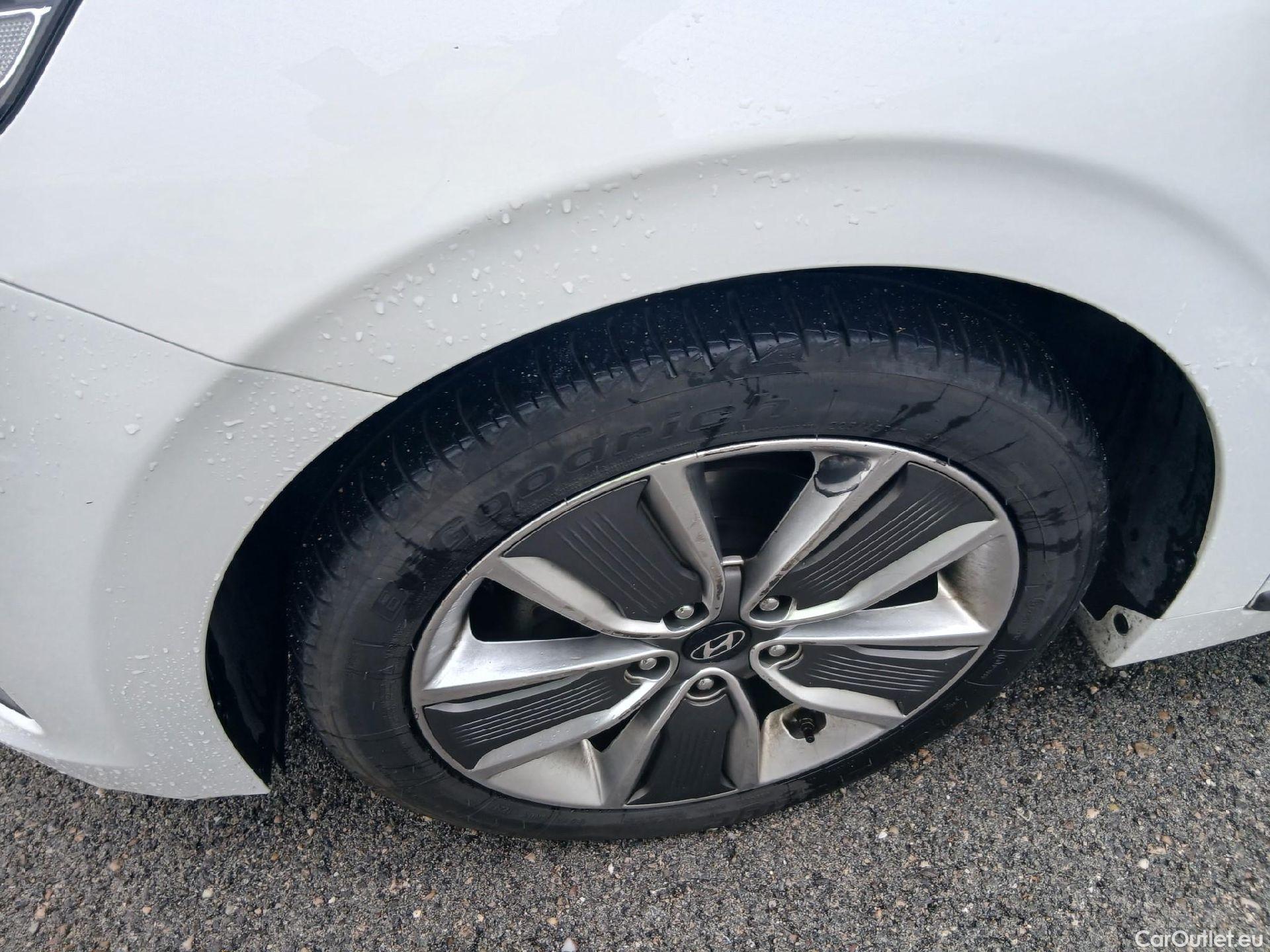  Hyundai   Ioniq HYUNDAI / 2016 / 5P / berlina con portón 1.6 GDI HEV Tecno DCT (AC) #9