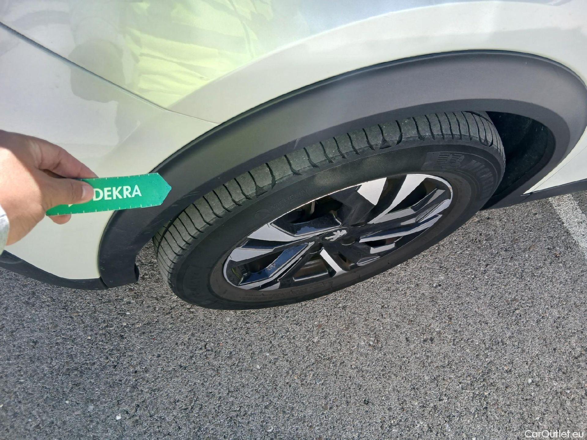 Peugeot  2008 PEUGEOT  / 2019 / 5P / todoterreno Allure Pack Puretech 130 S&S EAT8 #13