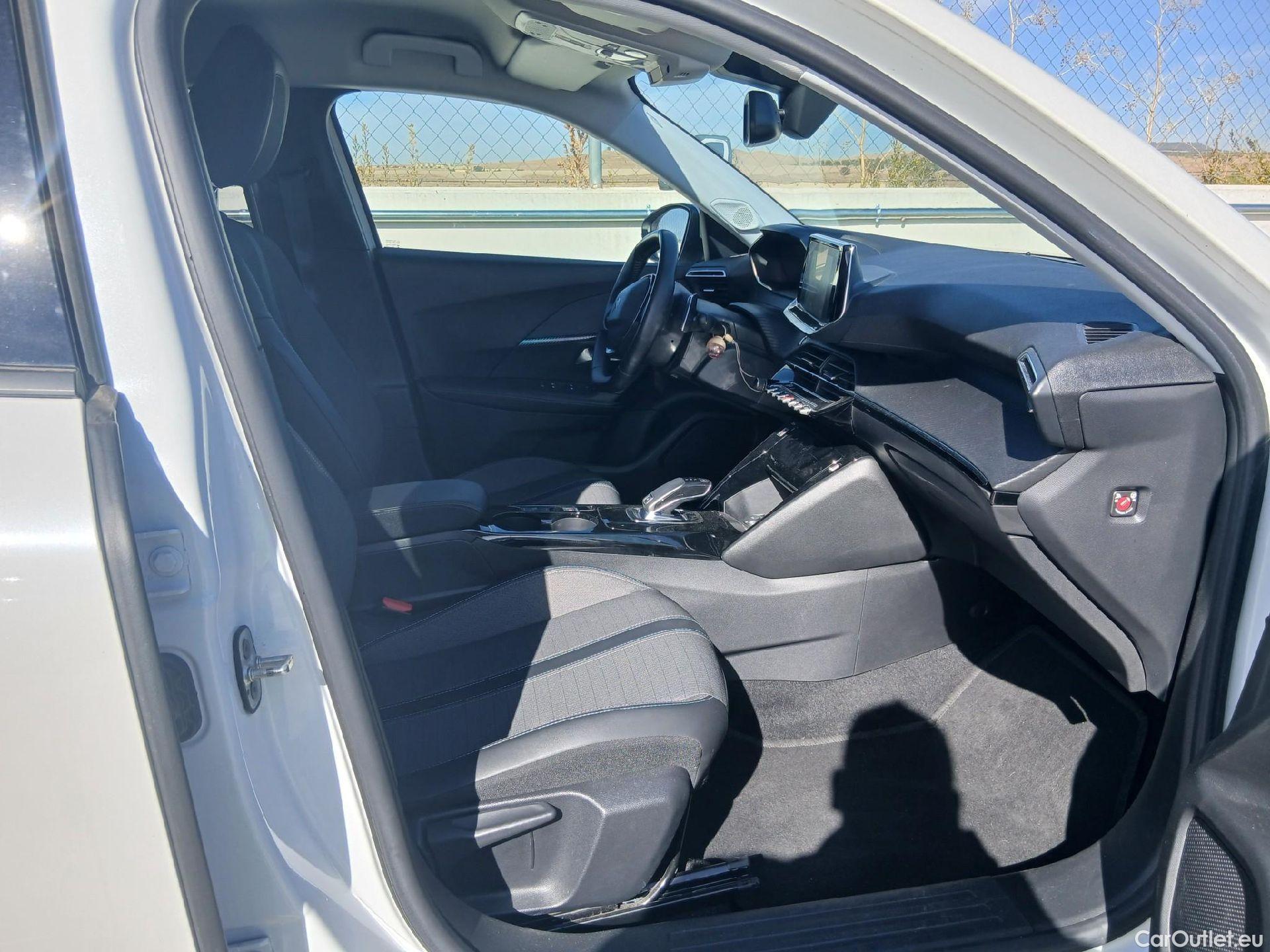 Peugeot  2008 PEUGEOT  / 2019 / 5P / todoterreno Allure Pack Puretech 130 S&S EAT8 #6