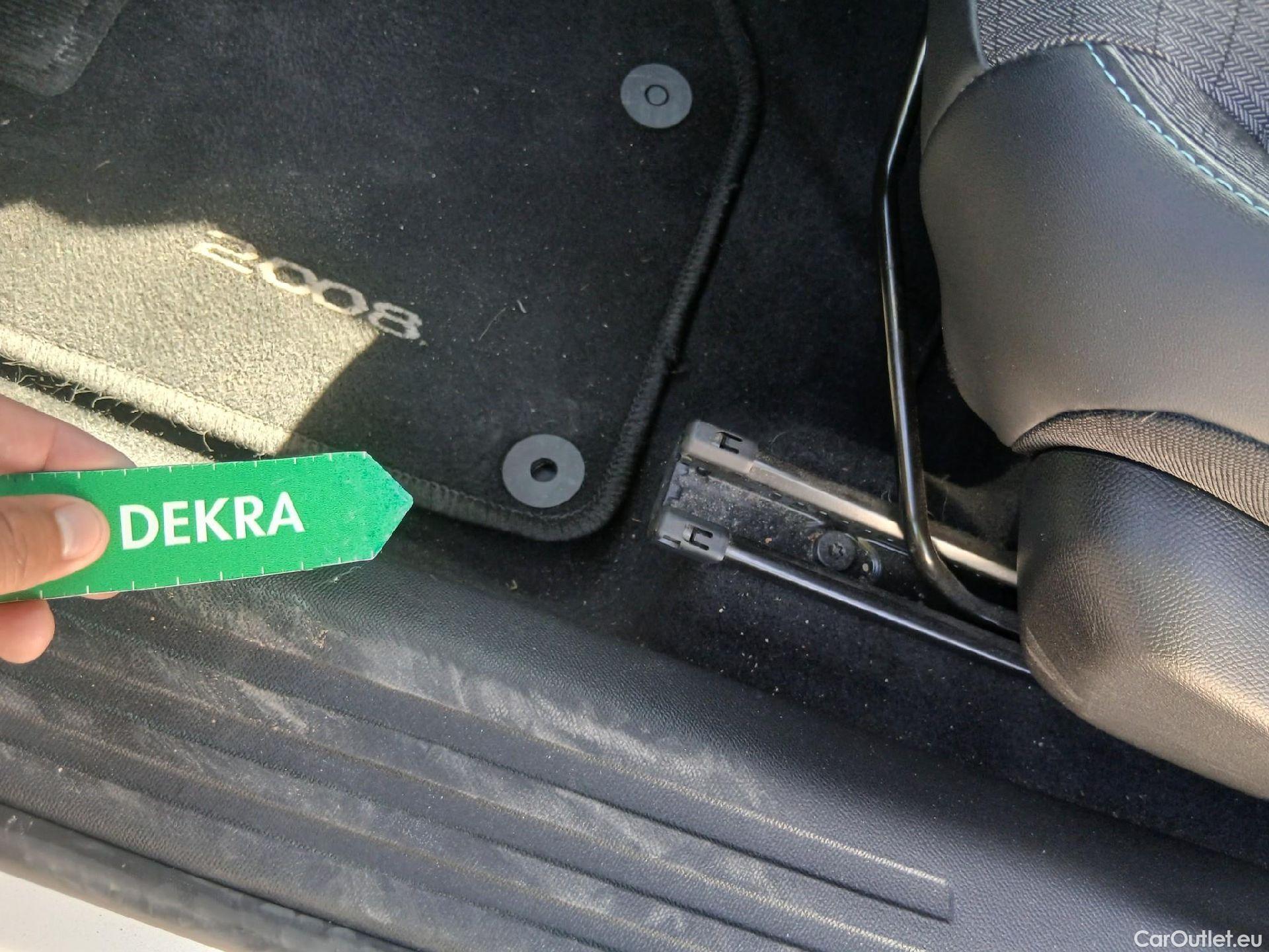 Peugeot  2008 PEUGEOT  / 2019 / 5P / todoterreno Allure Pack Puretech 130 S&S EAT8 #7