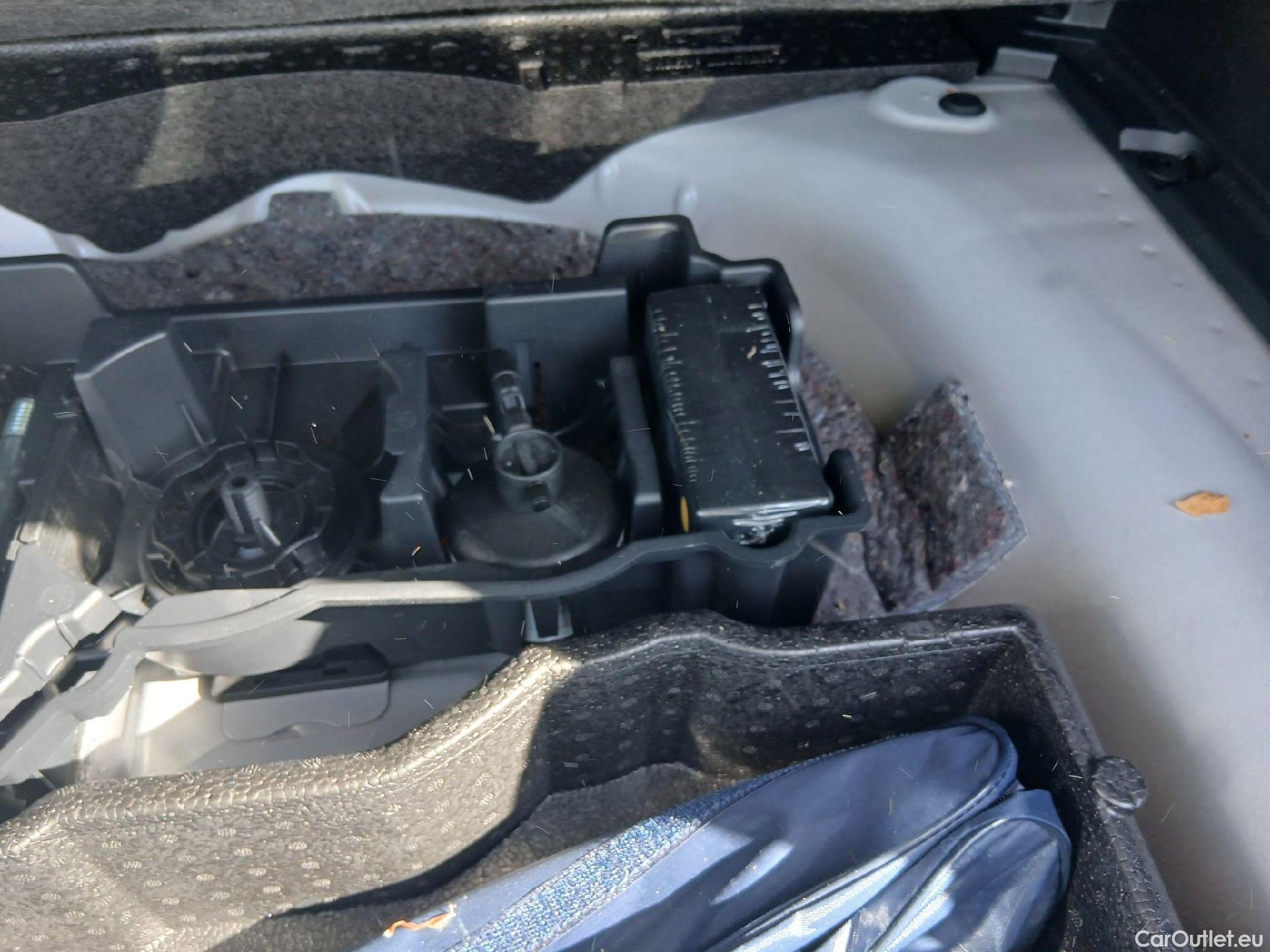 Peugeot  2008 PEUGEOT  / 2019 / 5P / todoterreno Allure Pack Puretech 130 S&S EAT8 #14