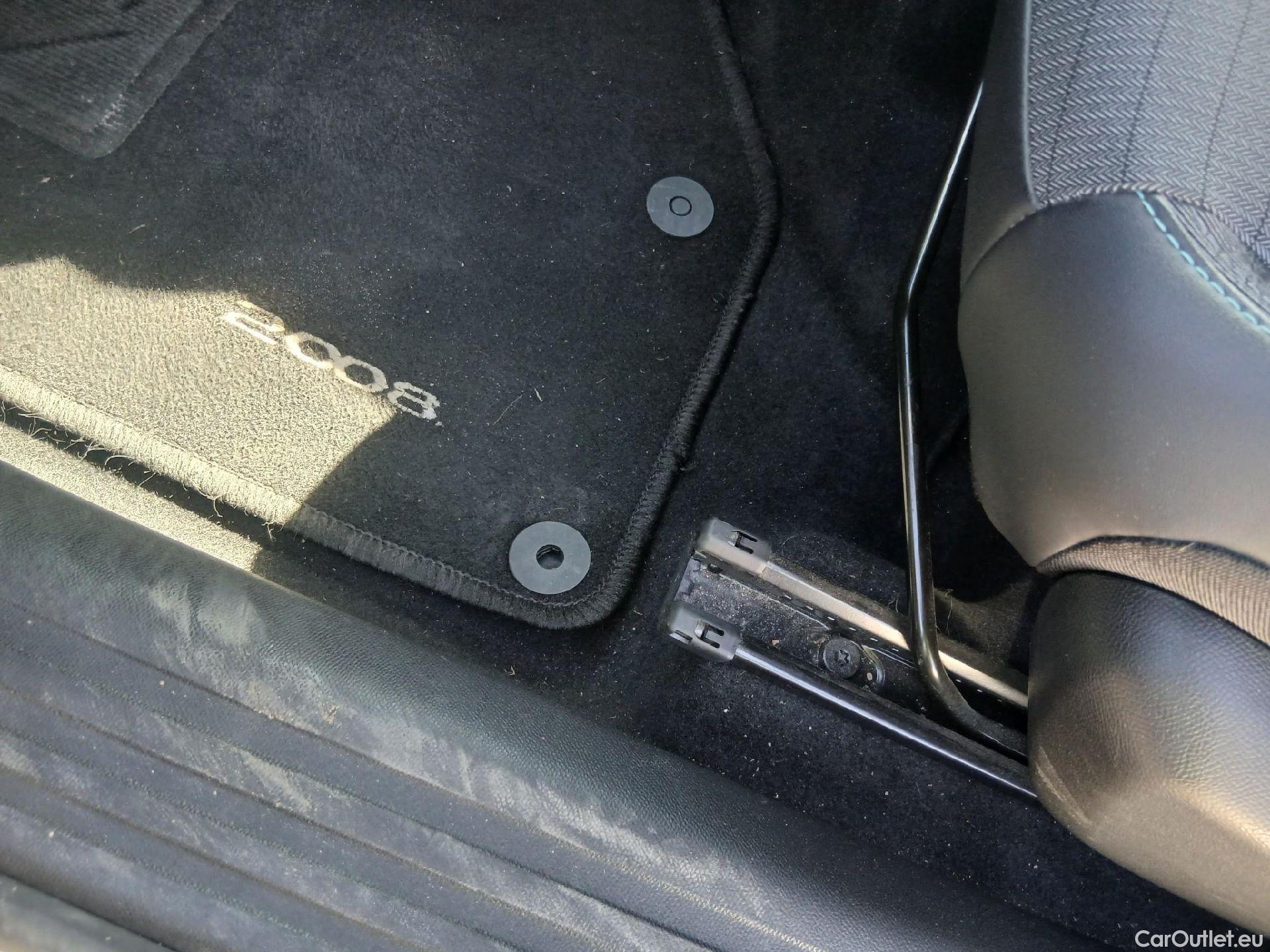 Peugeot  2008 PEUGEOT  / 2019 / 5P / todoterreno Allure Pack Puretech 130 S&S EAT8 #6