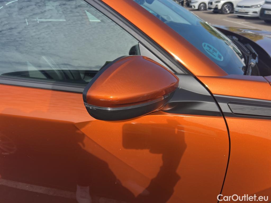  Peugeot  2008 PEUGEOT  / 2019 / 5P / todoterreno Allure BlueHDI 130 S&S EAT8 #36