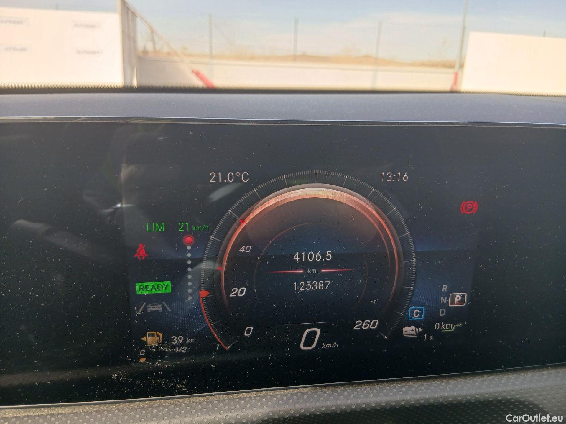 Mercedes  A-Klasse MERCEDES-BENZ Clase A / 2018 / 5P / berlina con portón A 250 e #4