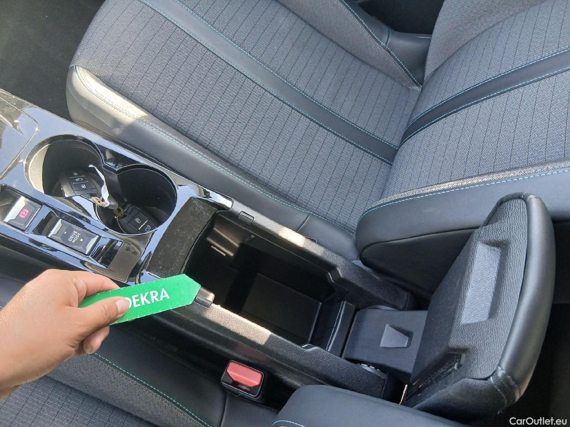 Peugeot  2008 PEUGEOT  / 2019 / 5P / todoterreno Allure Pack Puretech 130 S&S EAT8 #9