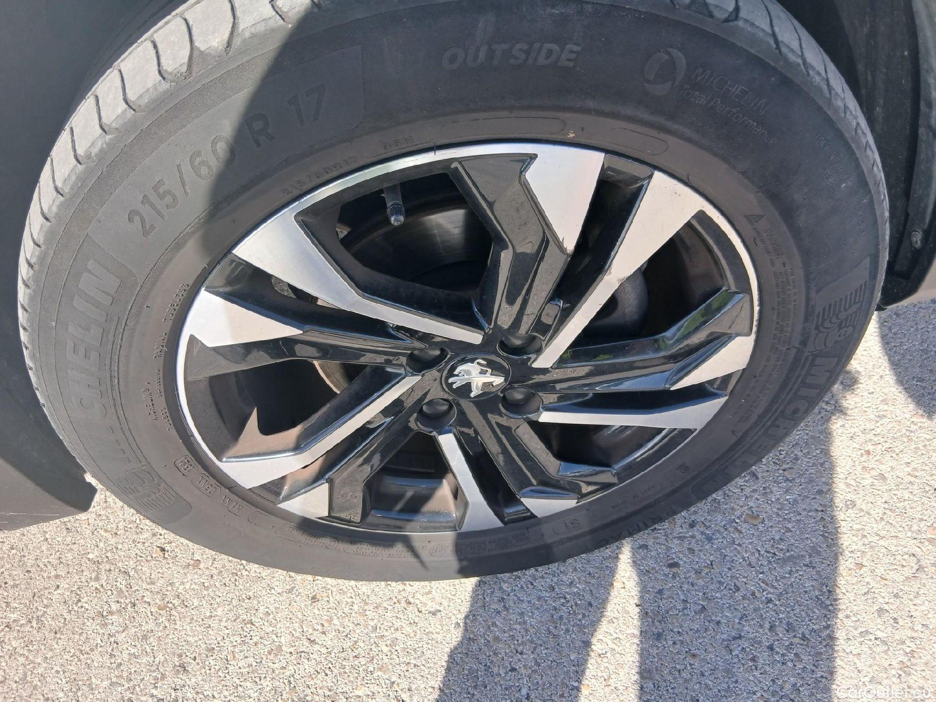 Peugeot  2008 PEUGEOT  / 2019 / 5P / todoterreno Allure Pack Puretech 130 S&S EAT8 #39