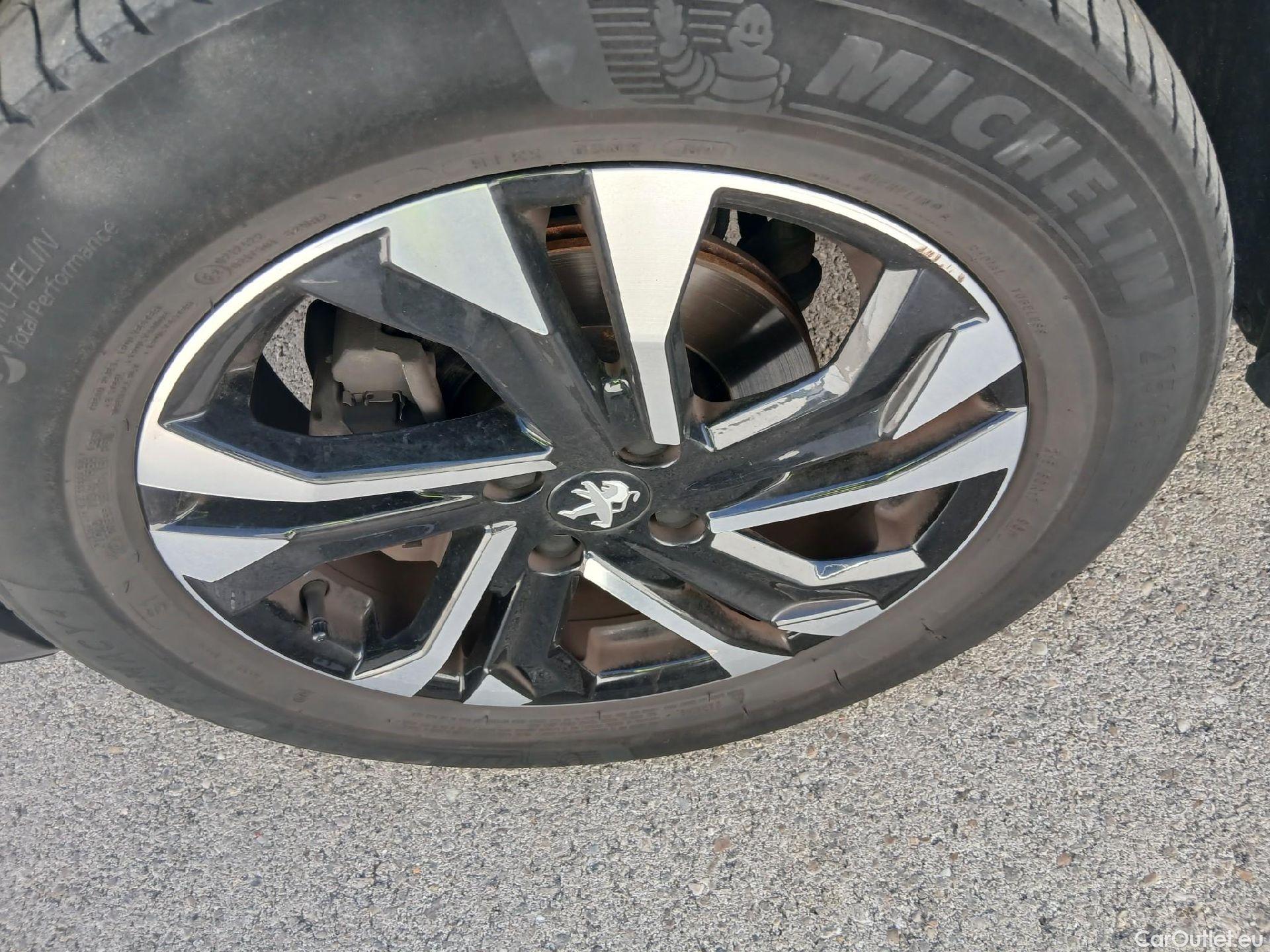 Peugeot  2008 PEUGEOT  / 2019 / 5P / todoterreno Allure Pack Puretech 130 S&S EAT8 #17