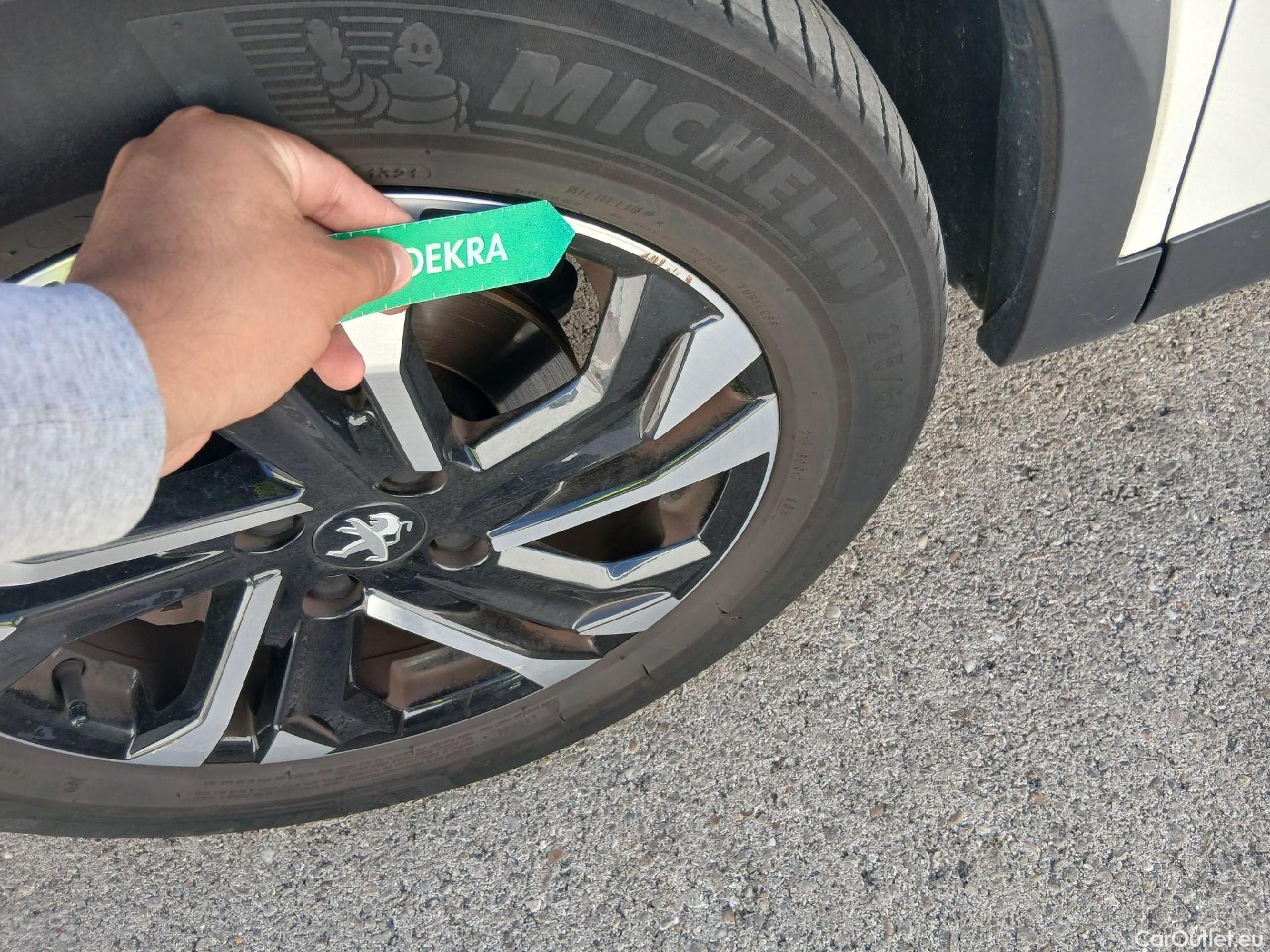 Peugeot  2008 PEUGEOT  / 2019 / 5P / todoterreno Allure Pack Puretech 130 S&S EAT8 #18