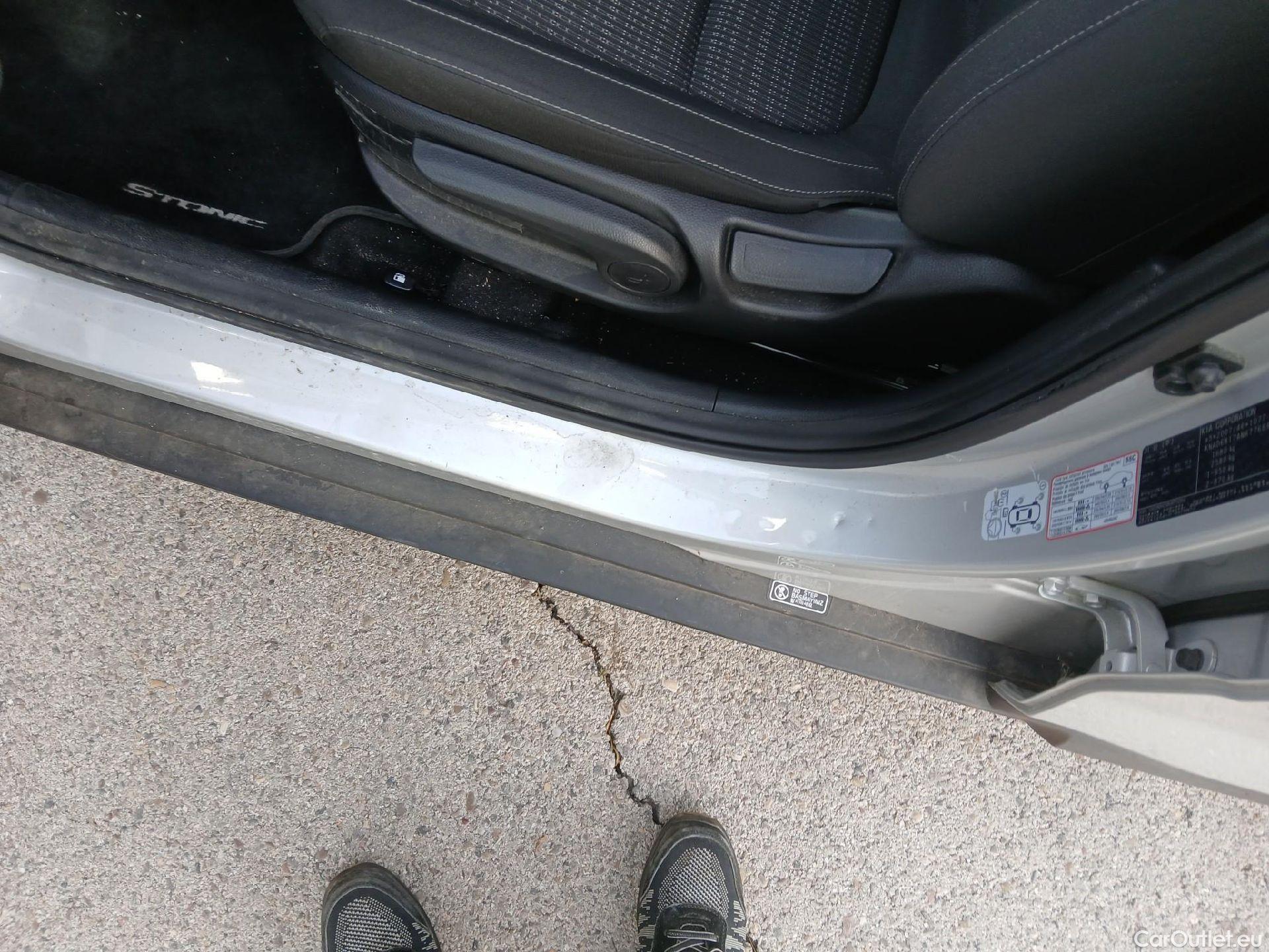 KIA  STONIC KIA  / 2017 / 5P / todoterreno 1.0 T-GDi 74kW (100CV) MHEV iMT Drive #3