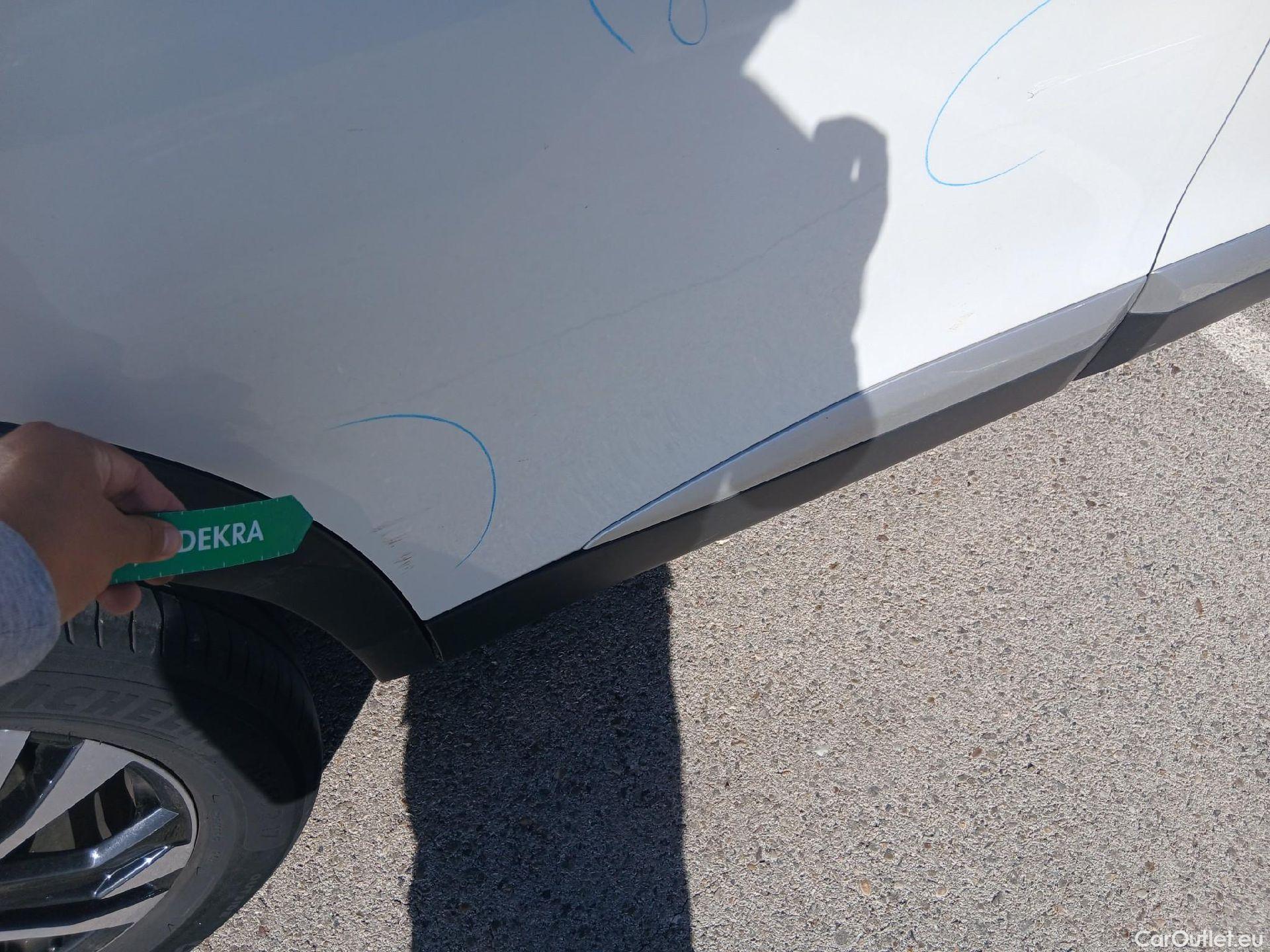 Peugeot  2008 PEUGEOT  / 2019 / 5P / todoterreno Allure Pack Puretech 130 S&S EAT8 #33