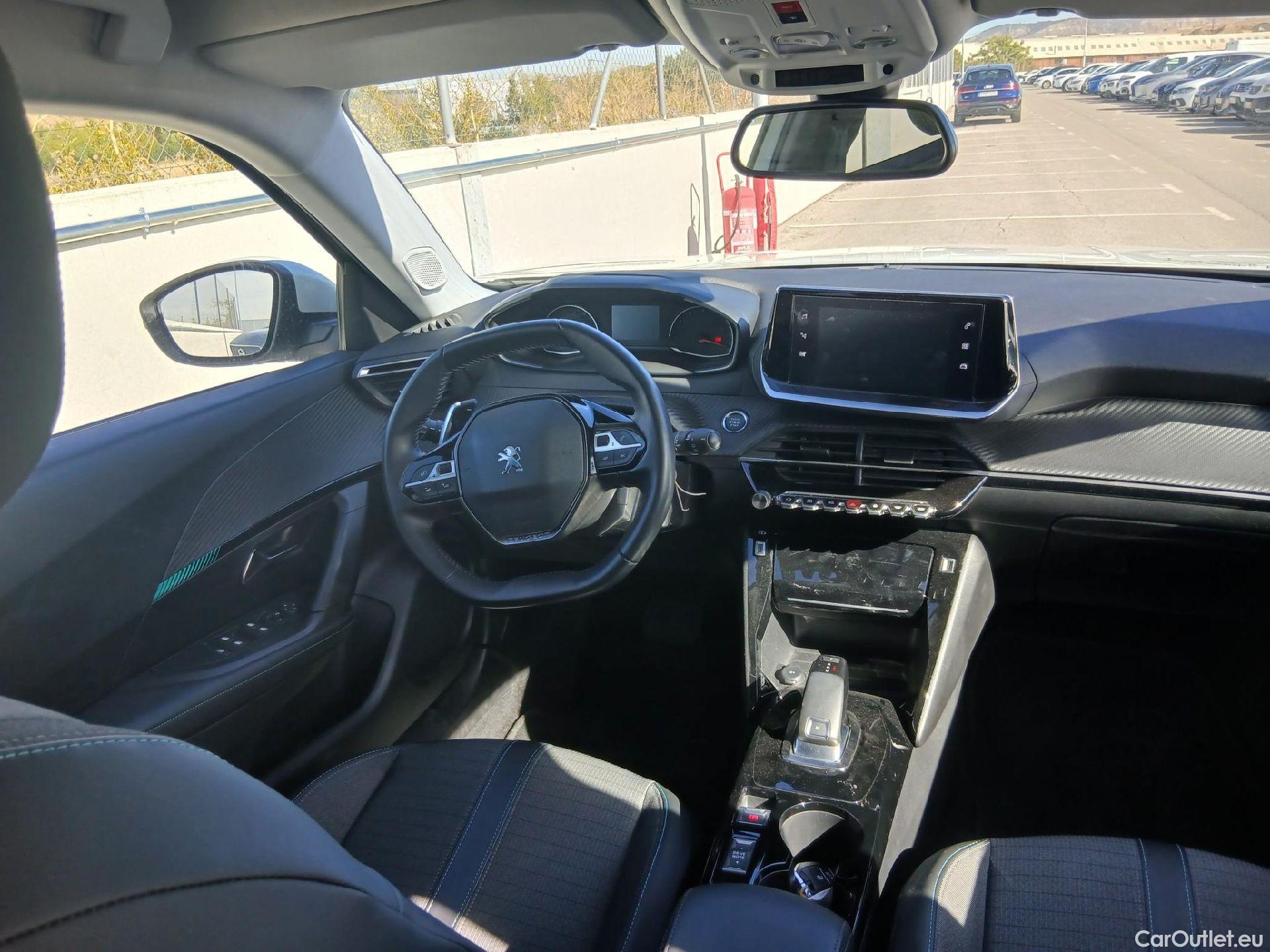 Peugeot  2008 PEUGEOT  / 2019 / 5P / todoterreno Allure Pack Puretech 130 S&S EAT8 #3