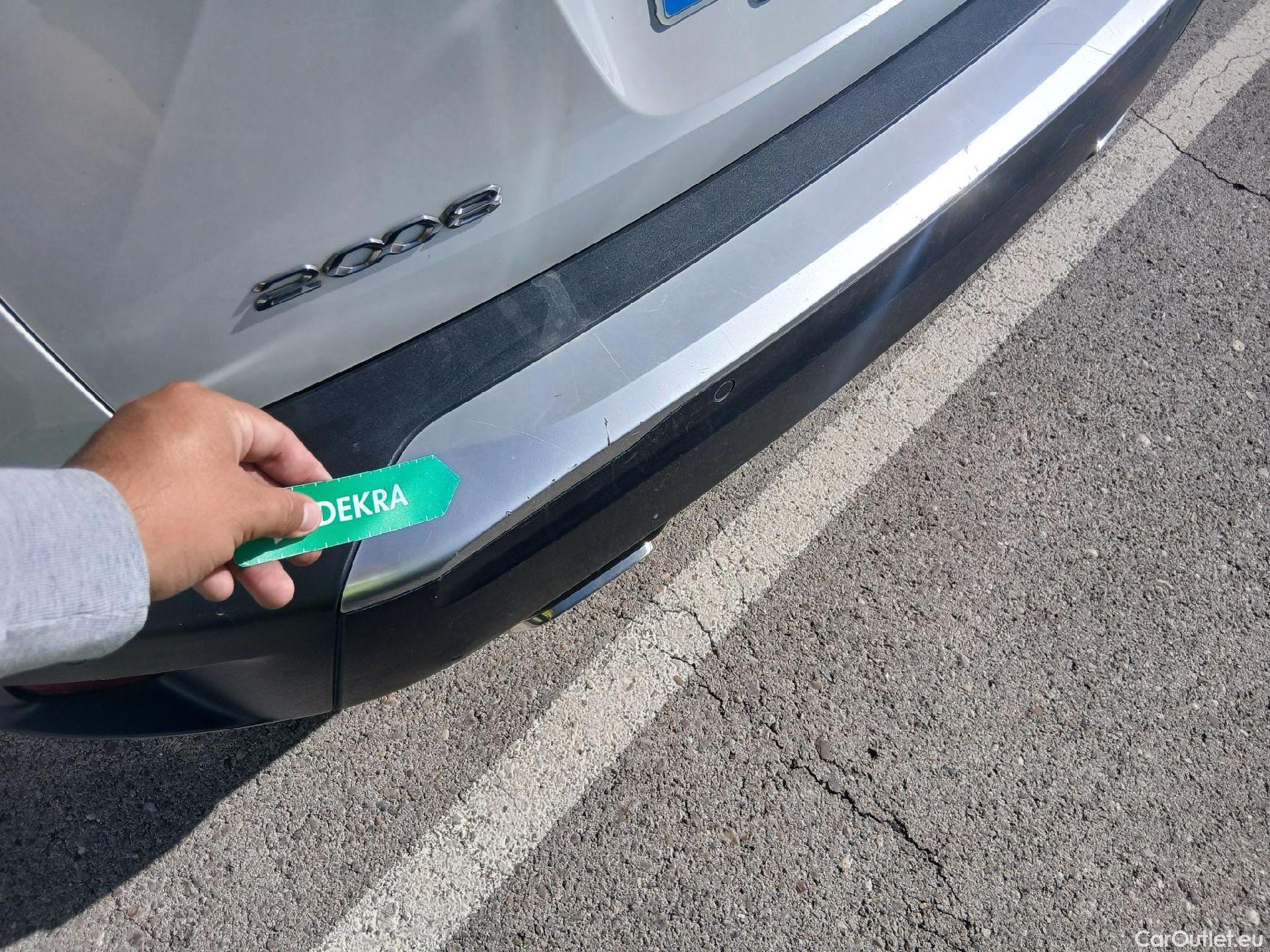 Peugeot  2008 PEUGEOT  / 2019 / 5P / todoterreno Allure Pack Puretech 130 S&S EAT8 #26