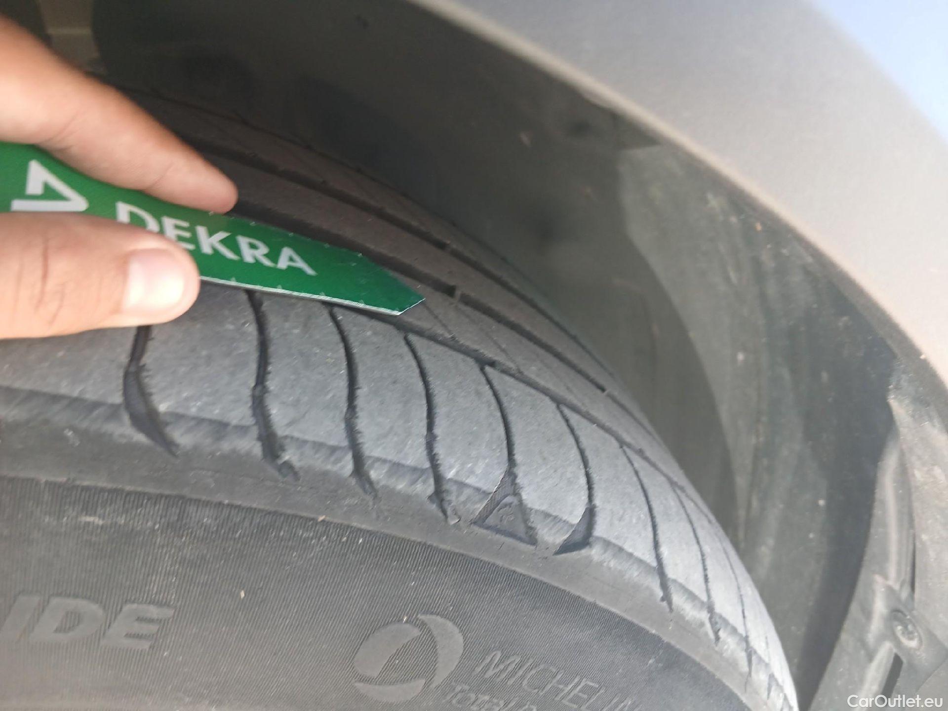 Peugeot  2008 PEUGEOT  / 2019 / 5P / todoterreno Allure Pack Puretech 130 S&S EAT8 #4