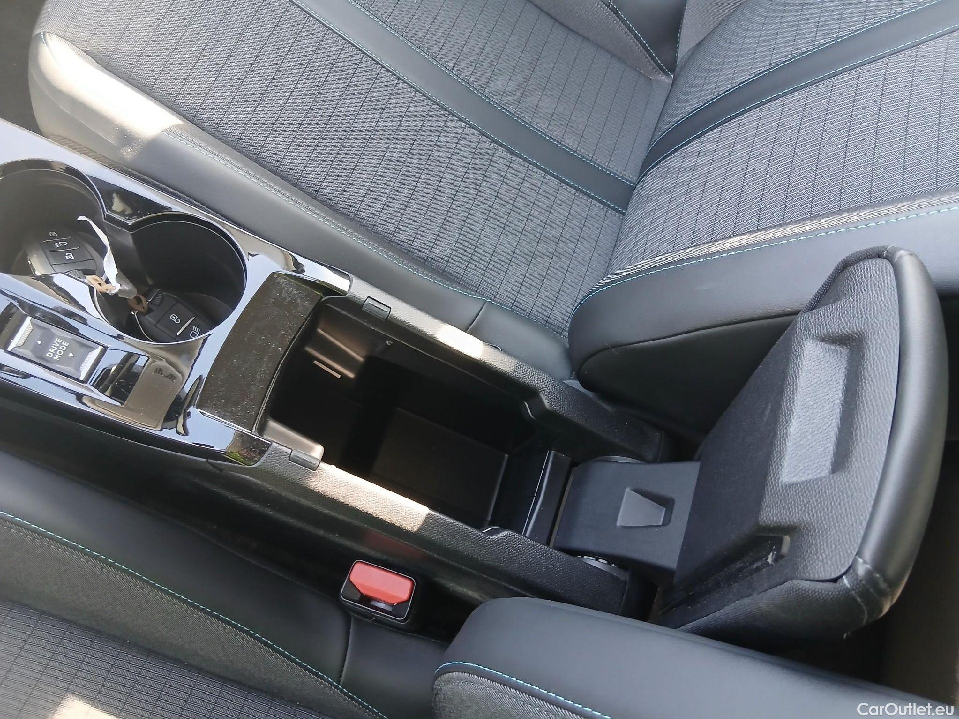 Peugeot  2008 PEUGEOT  / 2019 / 5P / todoterreno Allure Pack Puretech 130 S&S EAT8 #8