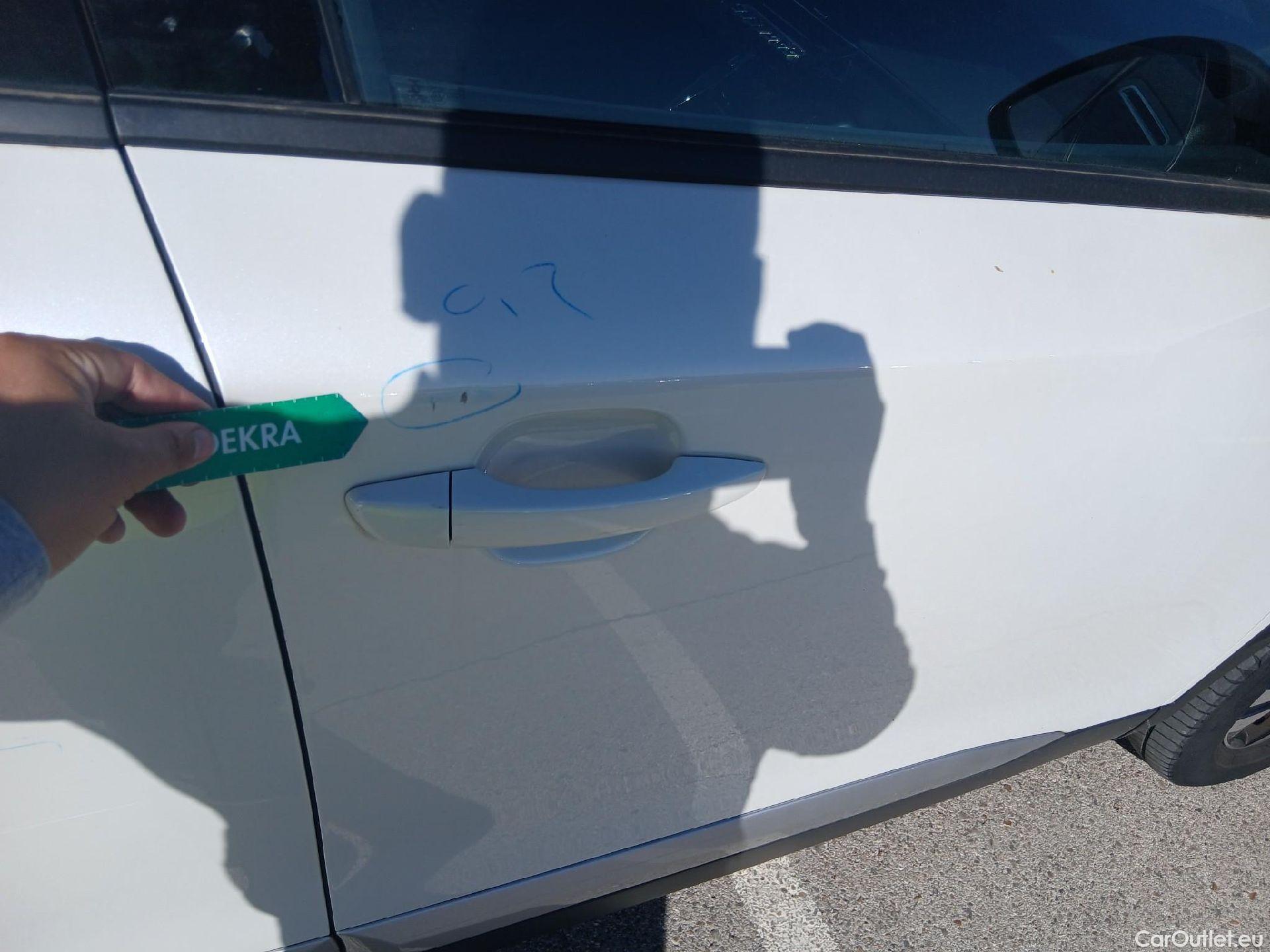 Peugeot  2008 PEUGEOT  / 2019 / 5P / todoterreno Allure Pack Puretech 130 S&S EAT8 #35