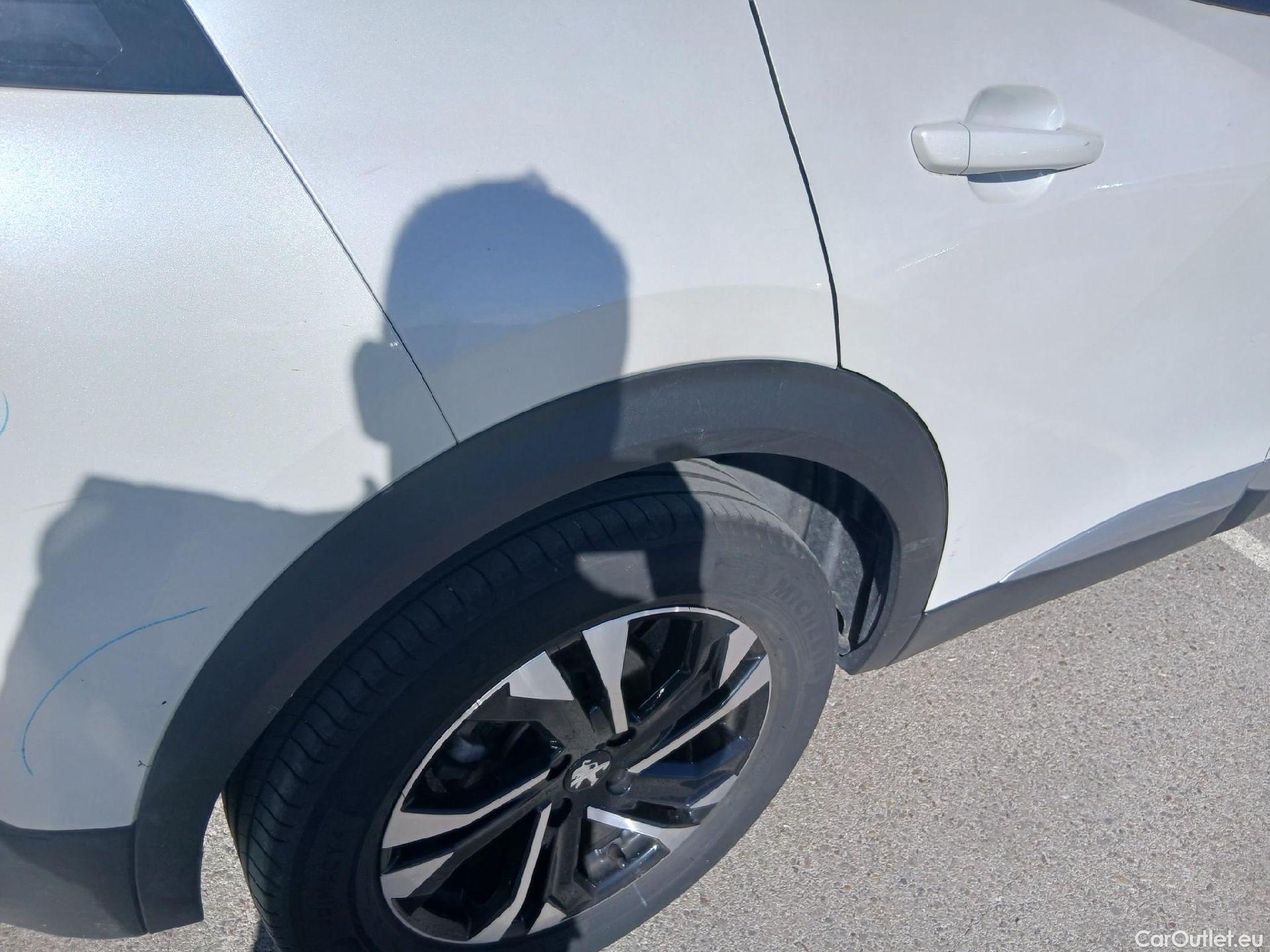 Peugeot  2008 PEUGEOT  / 2019 / 5P / todoterreno Allure Pack Puretech 130 S&S EAT8 #32