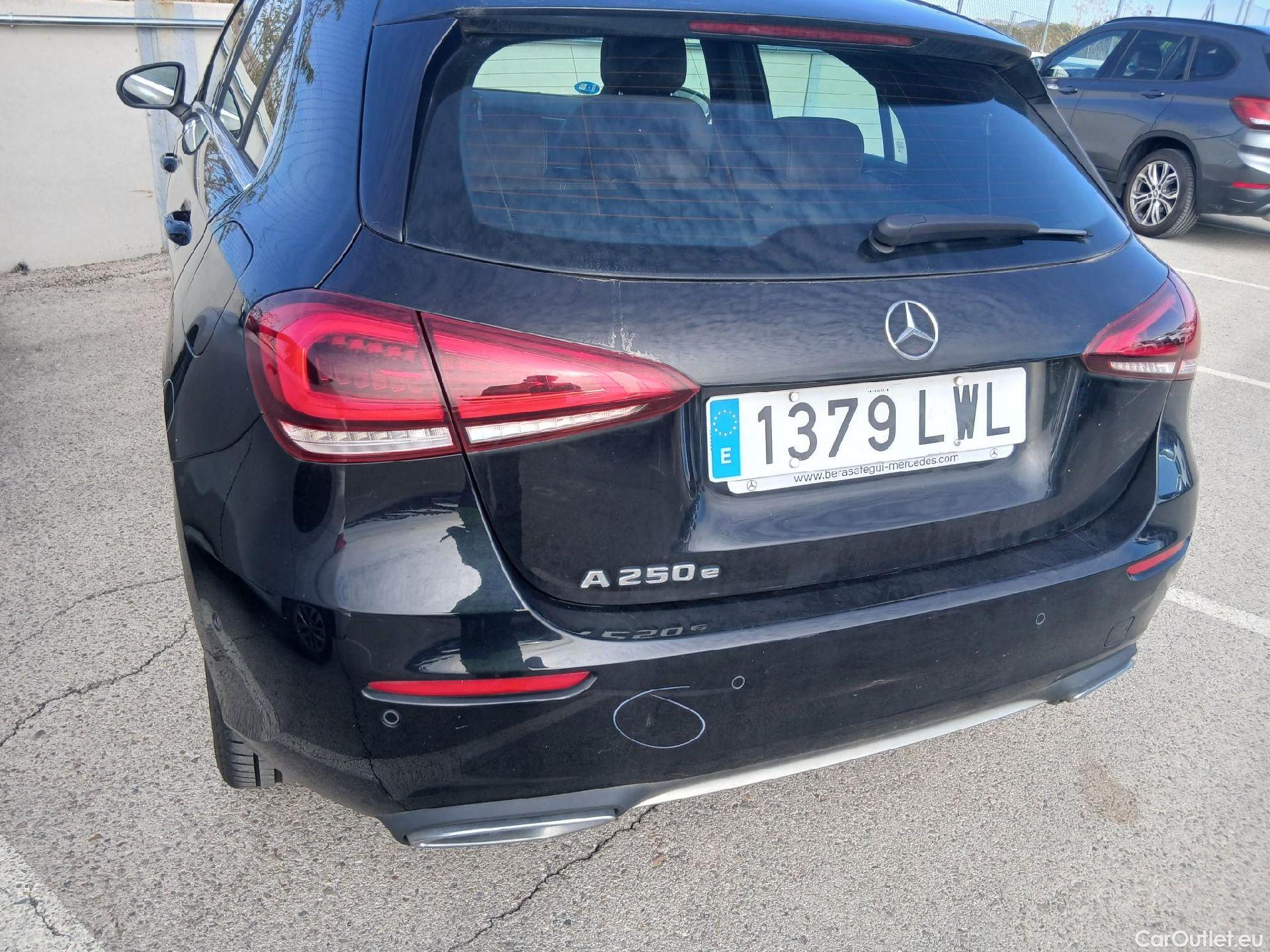 Mercedes  A-Klasse MERCEDES-BENZ Clase A / 2018 / 5P / berlina con portón A 250 e #24