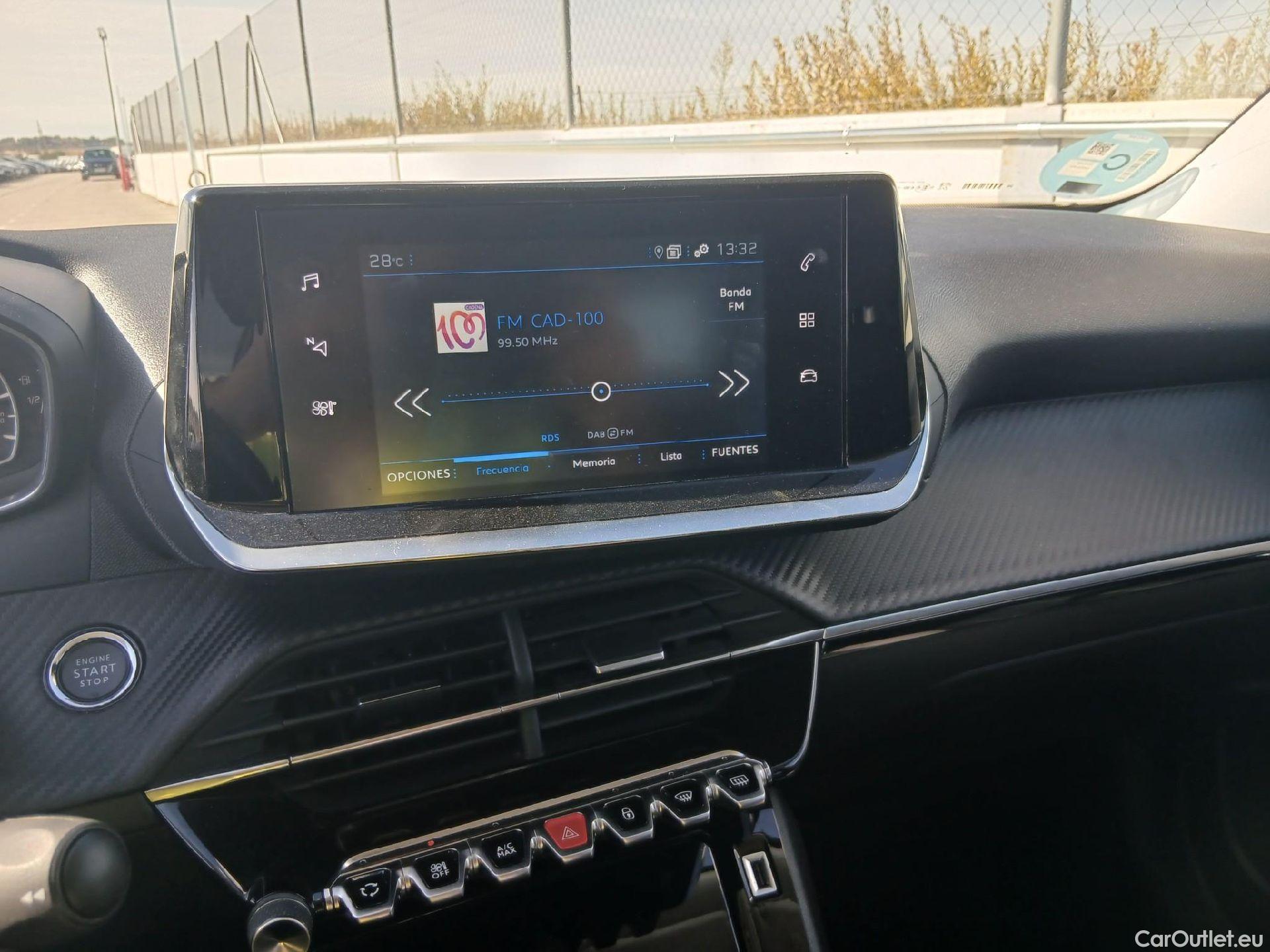 Peugeot  2008 PEUGEOT  / 2019 / 5P / todoterreno Allure Pack Puretech 130 S&S EAT8 #11