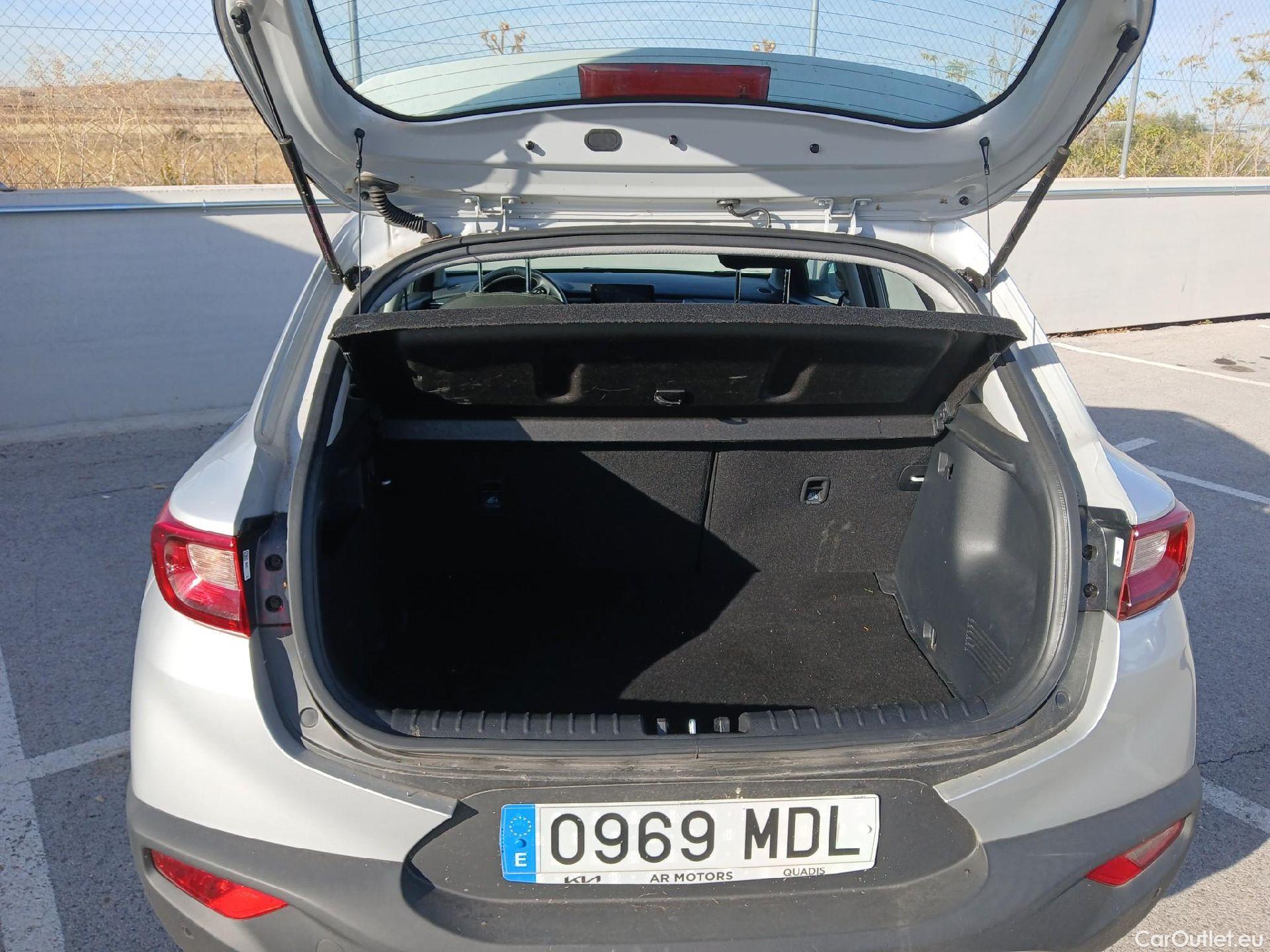 KIA  STONIC KIA  / 2017 / 5P / todoterreno 1.0 T-GDi 74kW (100CV) MHEV iMT Drive #8