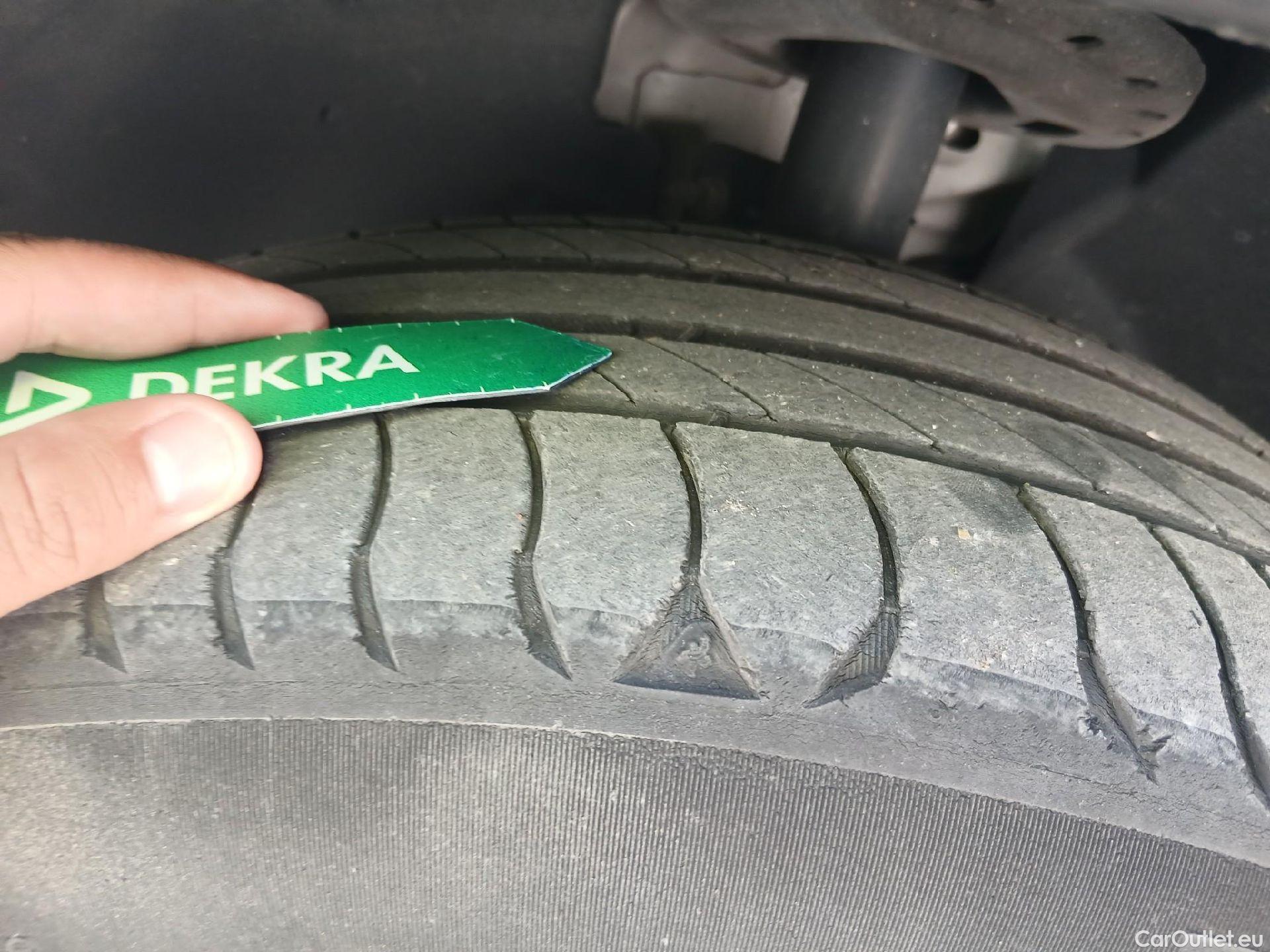 Peugeot  2008 PEUGEOT  / 2019 / 5P / todoterreno Allure Pack Puretech 130 S&S EAT8 #2