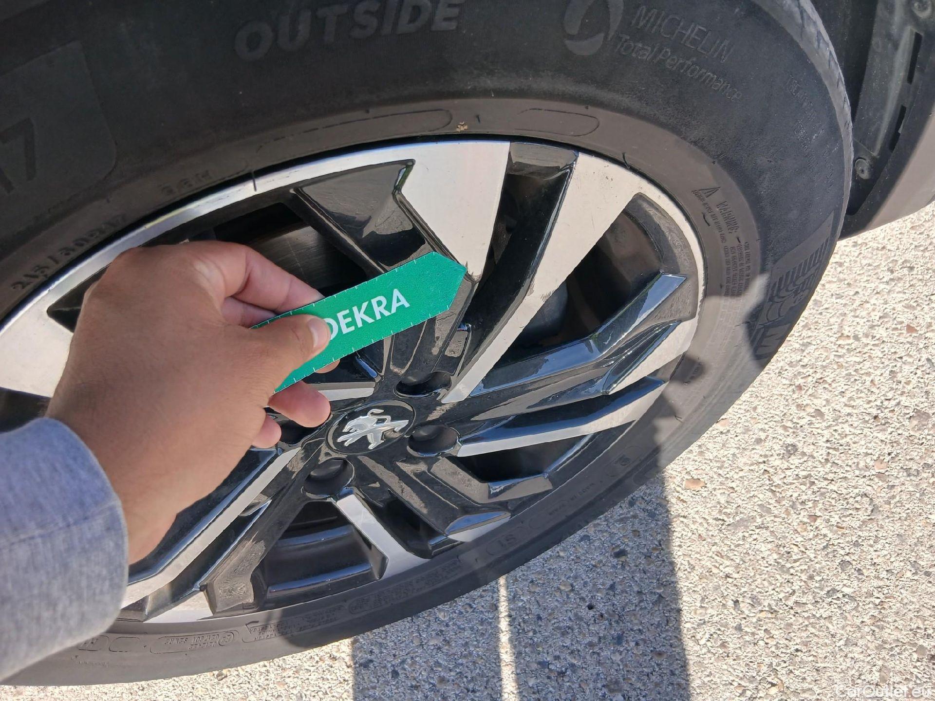 Peugeot  2008 PEUGEOT  / 2019 / 5P / todoterreno Allure Pack Puretech 130 S&S EAT8 #40