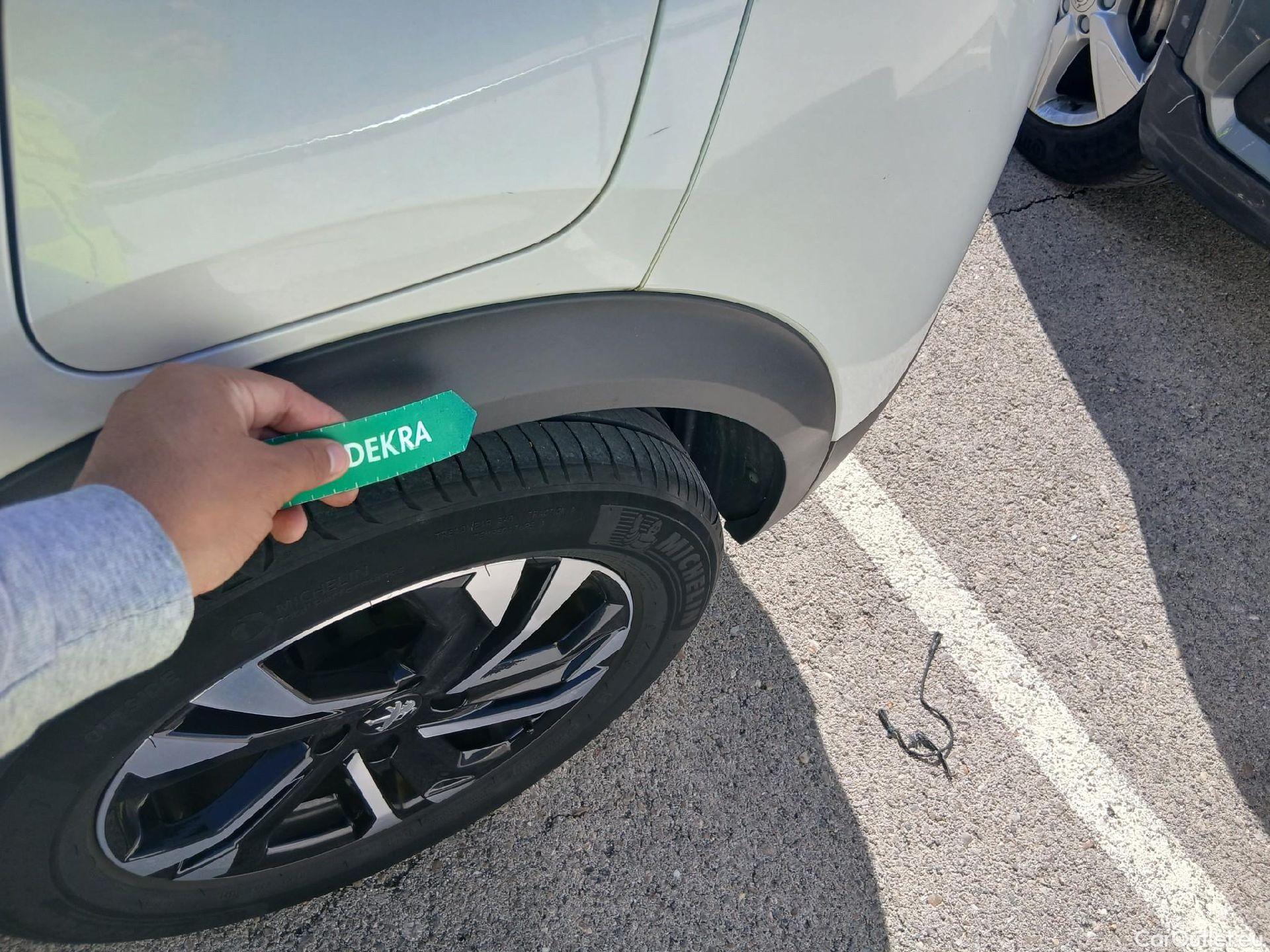 Peugeot  2008 PEUGEOT  / 2019 / 5P / todoterreno Allure Pack Puretech 130 S&S EAT8 #24