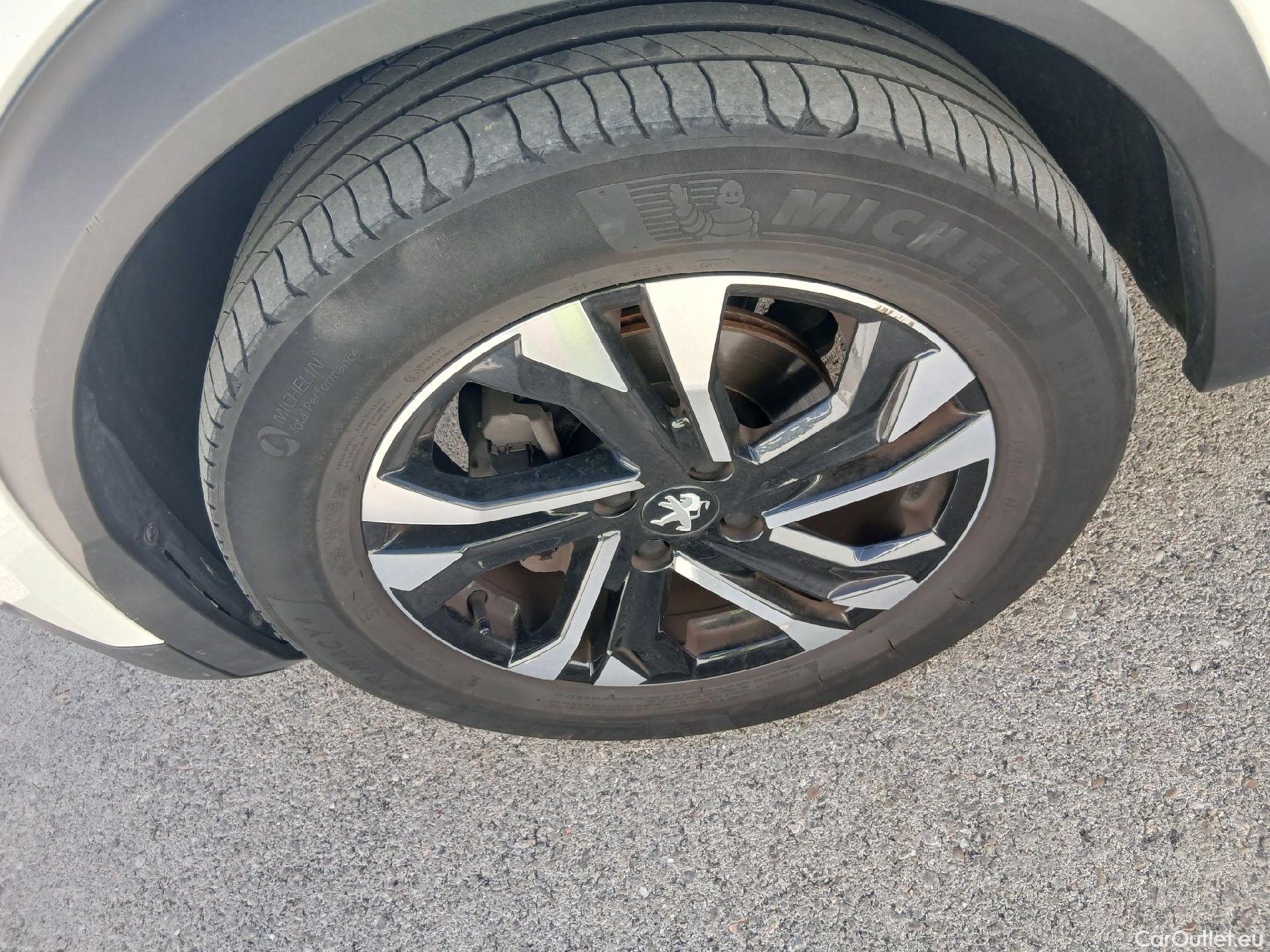 Peugeot  2008 PEUGEOT  / 2019 / 5P / todoterreno Allure Pack Puretech 130 S&S EAT8 #3