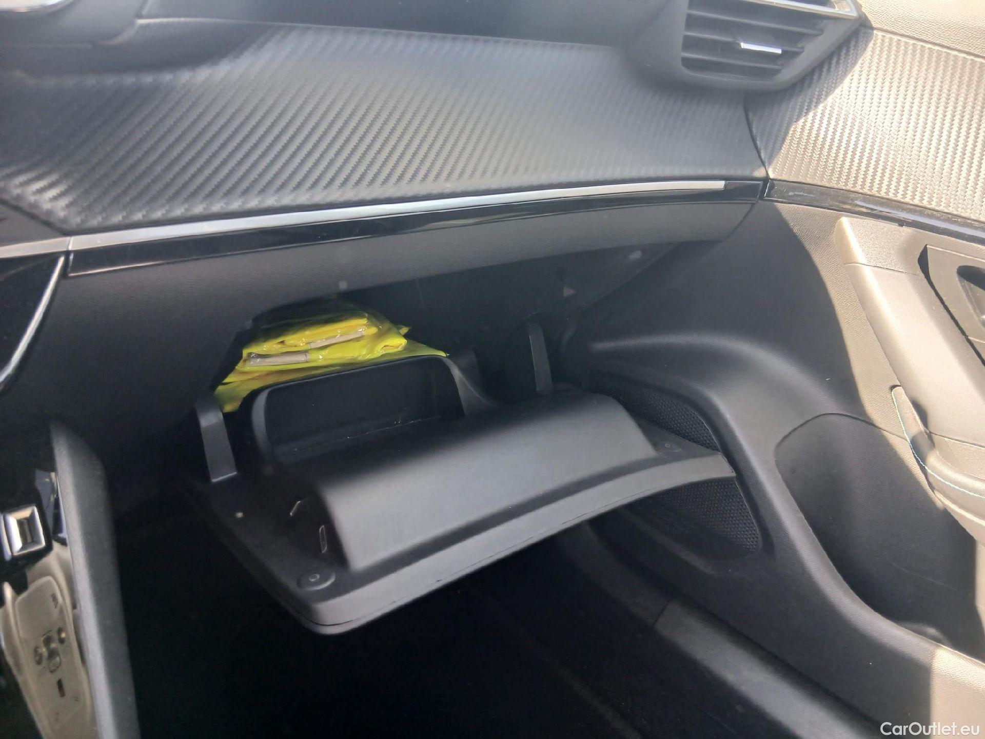 Peugeot  2008 PEUGEOT  / 2019 / 5P / todoterreno Allure Pack Puretech 130 S&S EAT8 #1