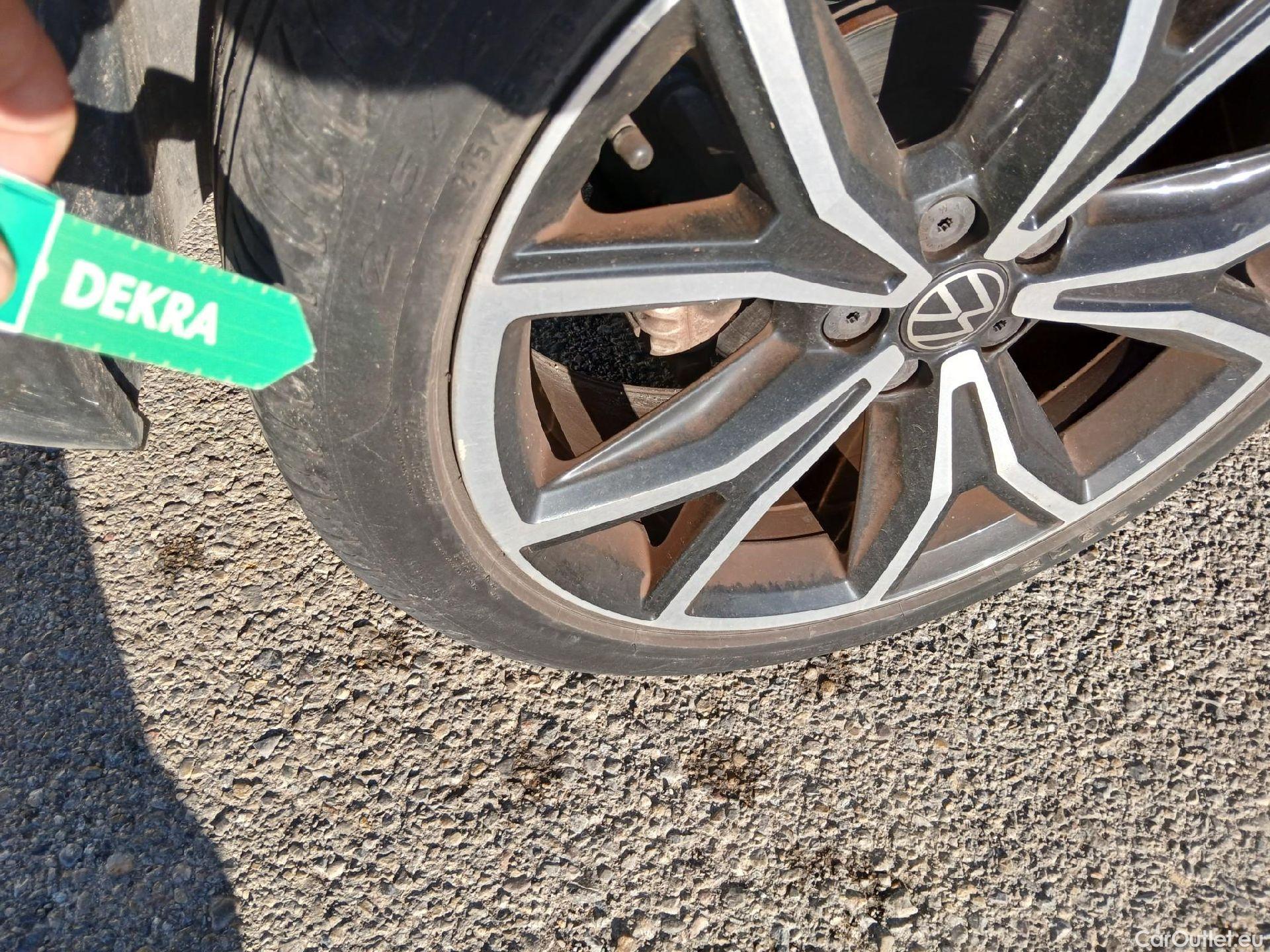  Volkswagen  T-CROSS VOLKSWAGEN  / 2018 / 5P / todoterreno Sport 1.0 TSI 81kW (110CV) #24