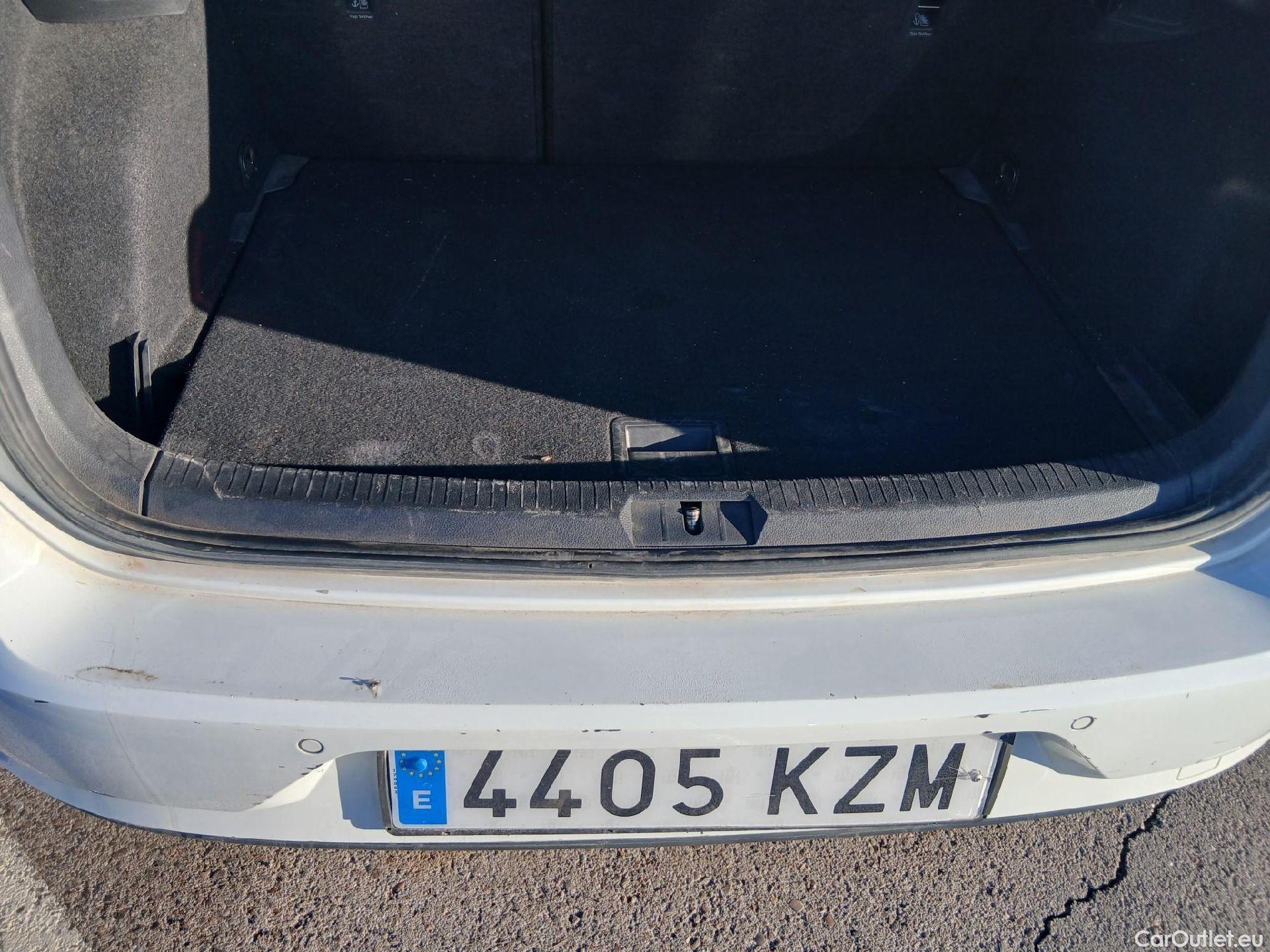 Volkswagen  Golf  VOLKSWAGEN / 2016 / 5P / berlina con portón Ready2Go 1.0 TSI 85kW (115CV) #4