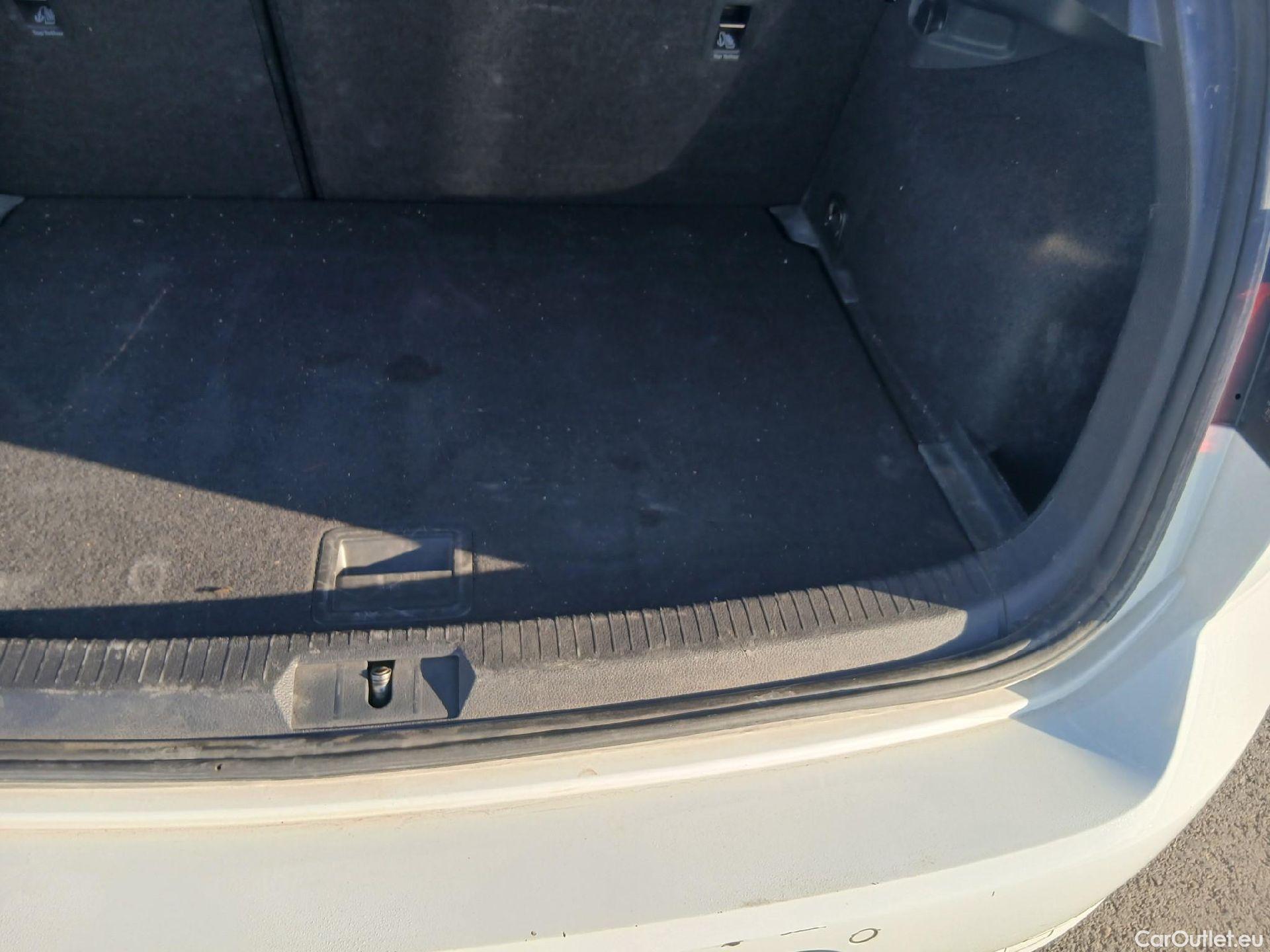 Volkswagen  Golf  VOLKSWAGEN / 2016 / 5P / berlina con portón Ready2Go 1.0 TSI 85kW (115CV) #9