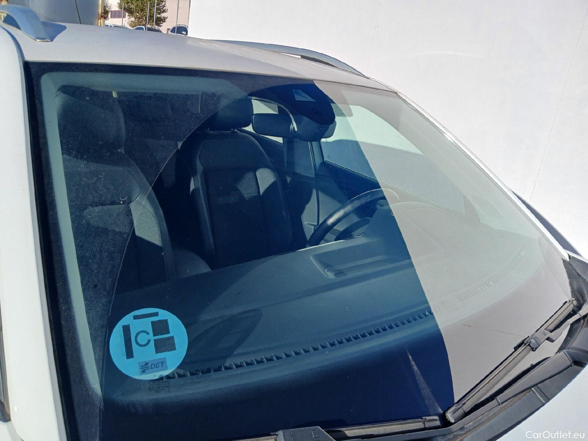  Volkswagen  T-CROSS VOLKSWAGEN  / 2018 / 5P / todoterreno Sport 1.0 TSI 81kW (110CV) #3