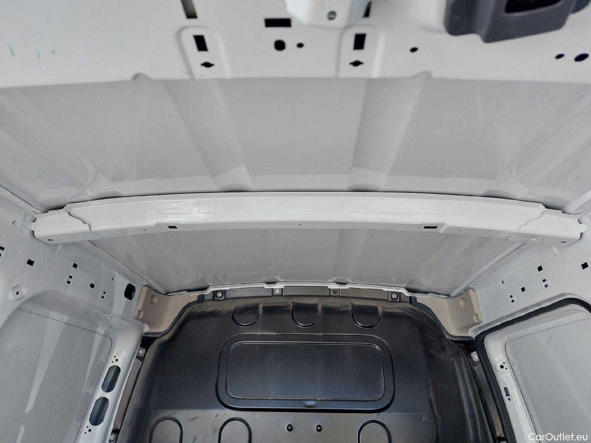 Mercedes  Citan MERCEDES-BENZ  / 2012 / 4P / furgón derivado de turismo 109 CDI Furgón Largo #10