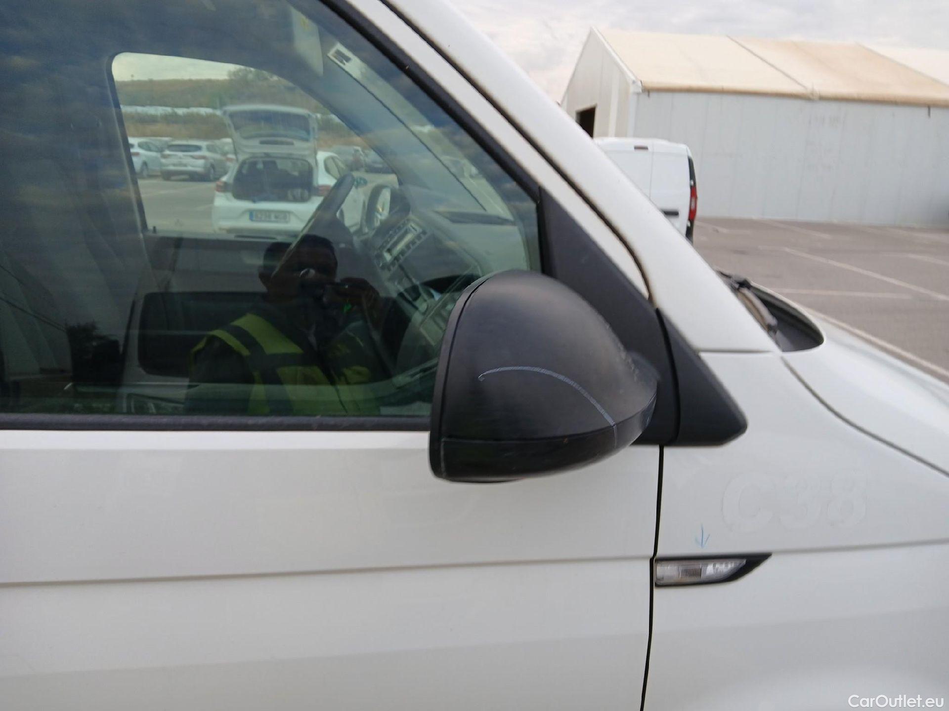  Volkswagen  Transporter VOLKSWAGEN  / 2015 / 4P / furgón Furgón Corto TN 2.0 TDI 110kW BMT 4Mot #61