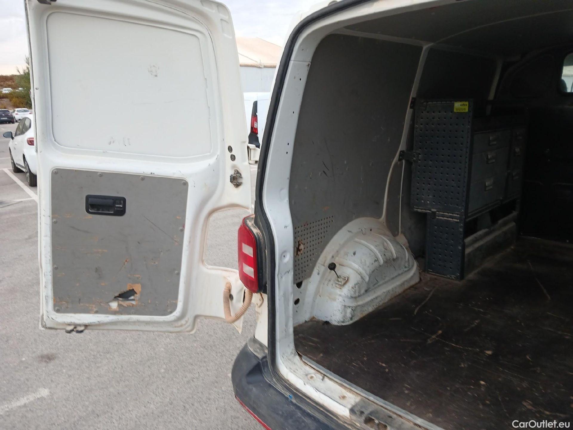  Volkswagen  Transporter VOLKSWAGEN  / 2015 / 4P / furgón Furgón Corto TN 2.0 TDI 110kW BMT 4Mot #13