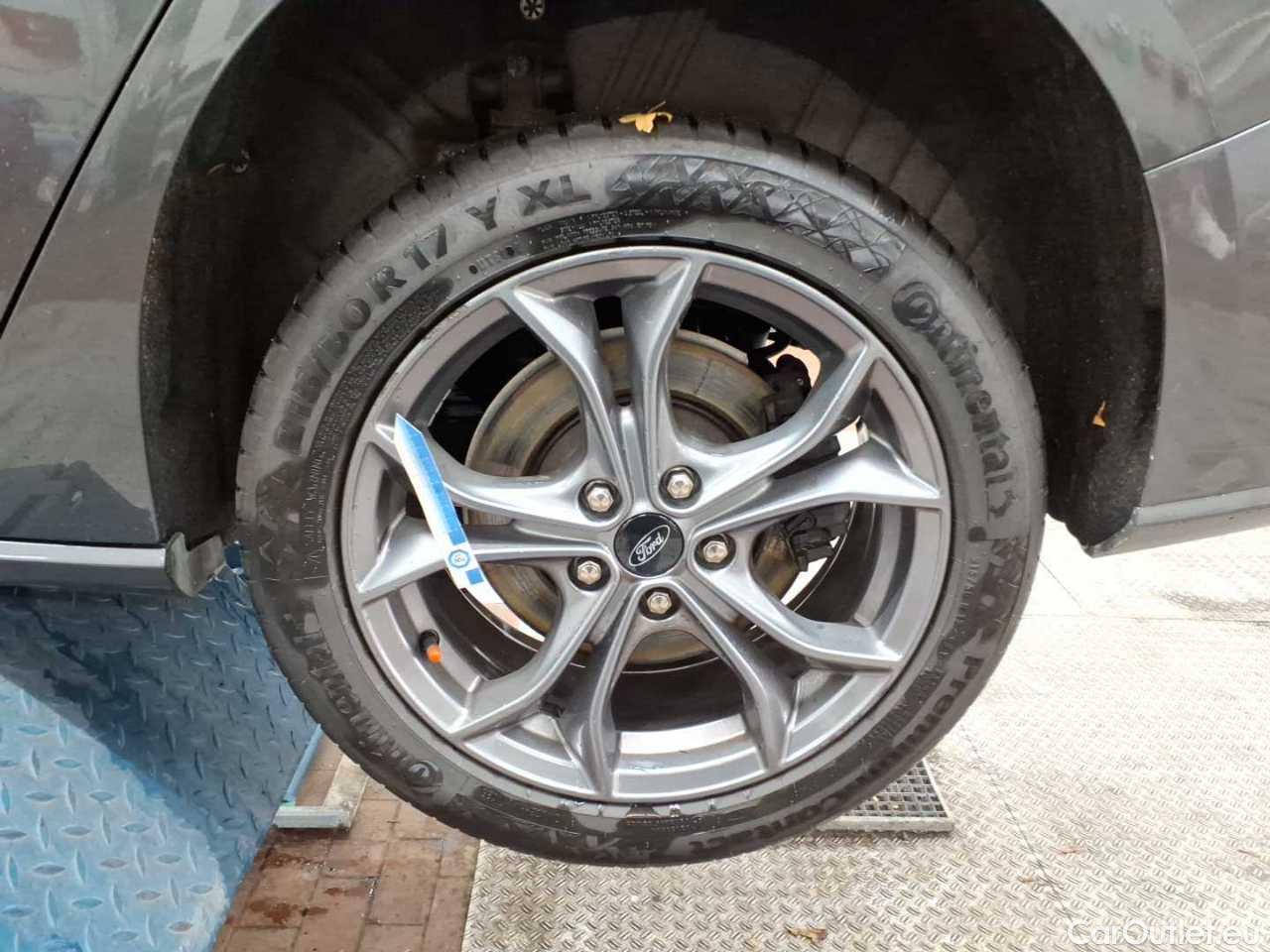 Ford  Focus Turnier 1.5 EcoBlue Start-Stopp-System Aut. ST-LINE Automatic Diesel  2 #32