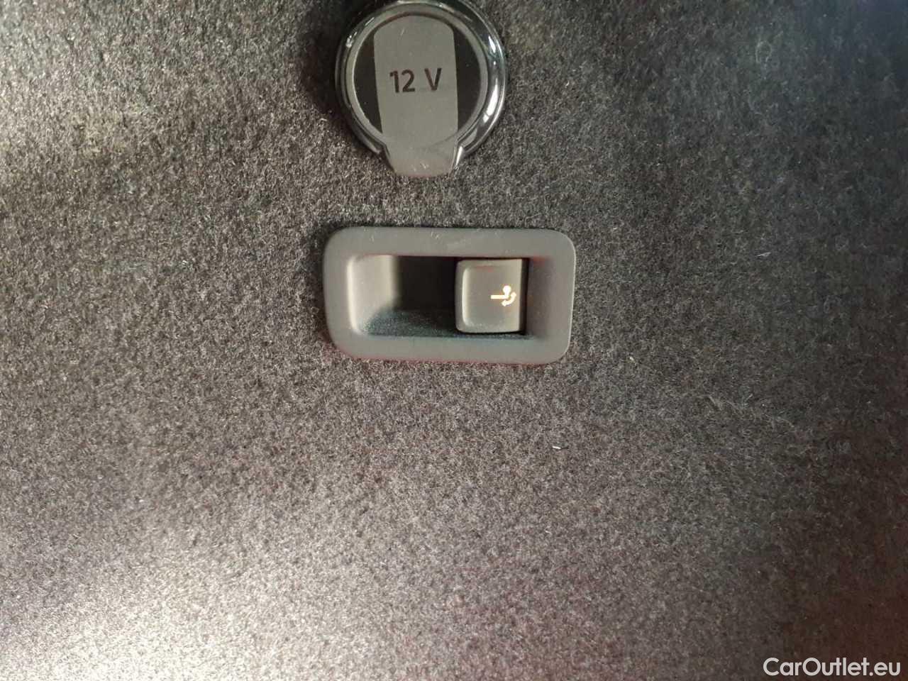 Volkswagen  Golf  Variant 2.0 TDI SCR DSG Style Automatic Diesel  58 #24