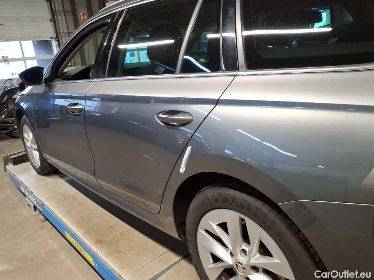 Skoda  Octavia Combi 2.0 TDI DSG Style Automatic Diesel  56 #38