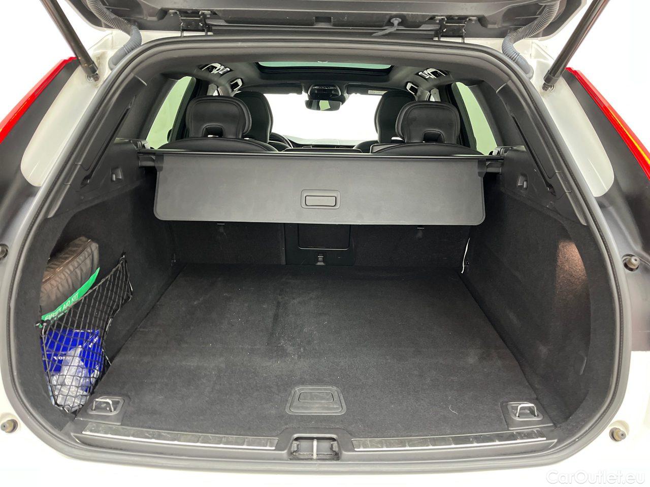 Volvo  XC60 T6 AWD Recharge Geartronic R-Design Automatic Petrol/Electric  60 #5