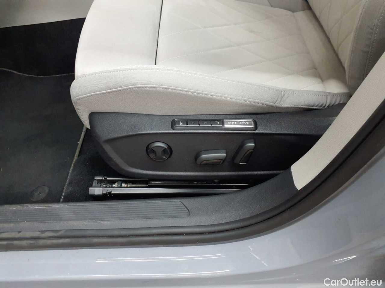 Volkswagen  Golf  Variant 2.0 TDI SCR DSG Style Automatic Diesel  58 #28