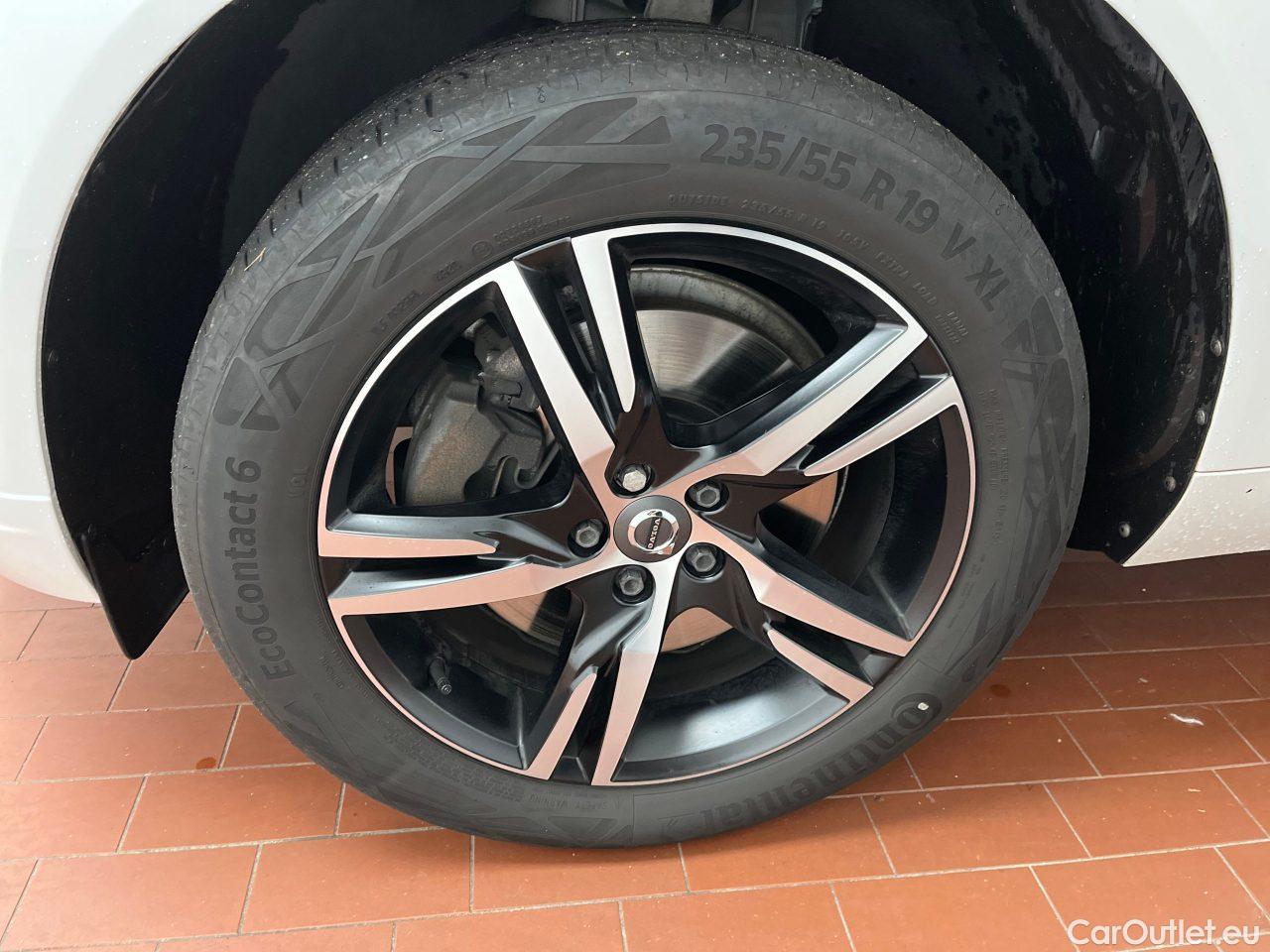 Volvo  XC60 T6 AWD Recharge Geartronic R-Design Automatic Petrol/Electric  60 #10