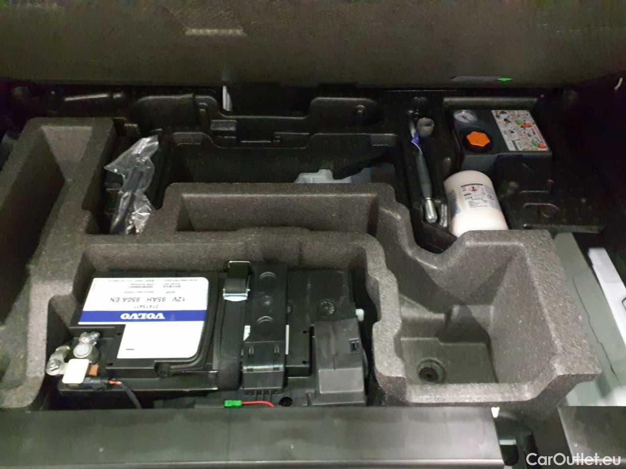 Volvo  XC60 T6 AWD Recharge Geartronic R-Design Automatic Petrol/Electric  60 #17