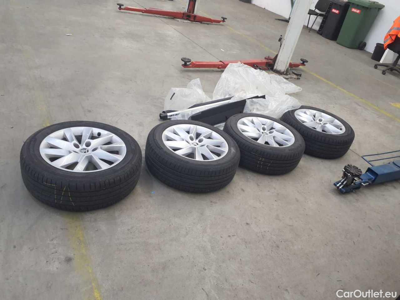 Skoda  Superb Combi 1.4 TSI iV DSG Style Automatic Petrol/Electric  67 #11