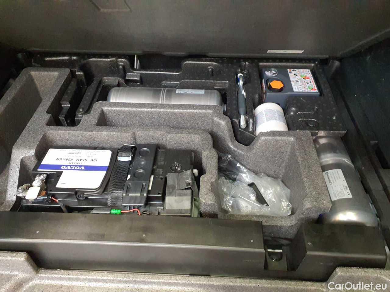 Volvo  XC60 T6 AWD Recharge Geartronic R-Design Automatic Petrol/Electric  102 #15