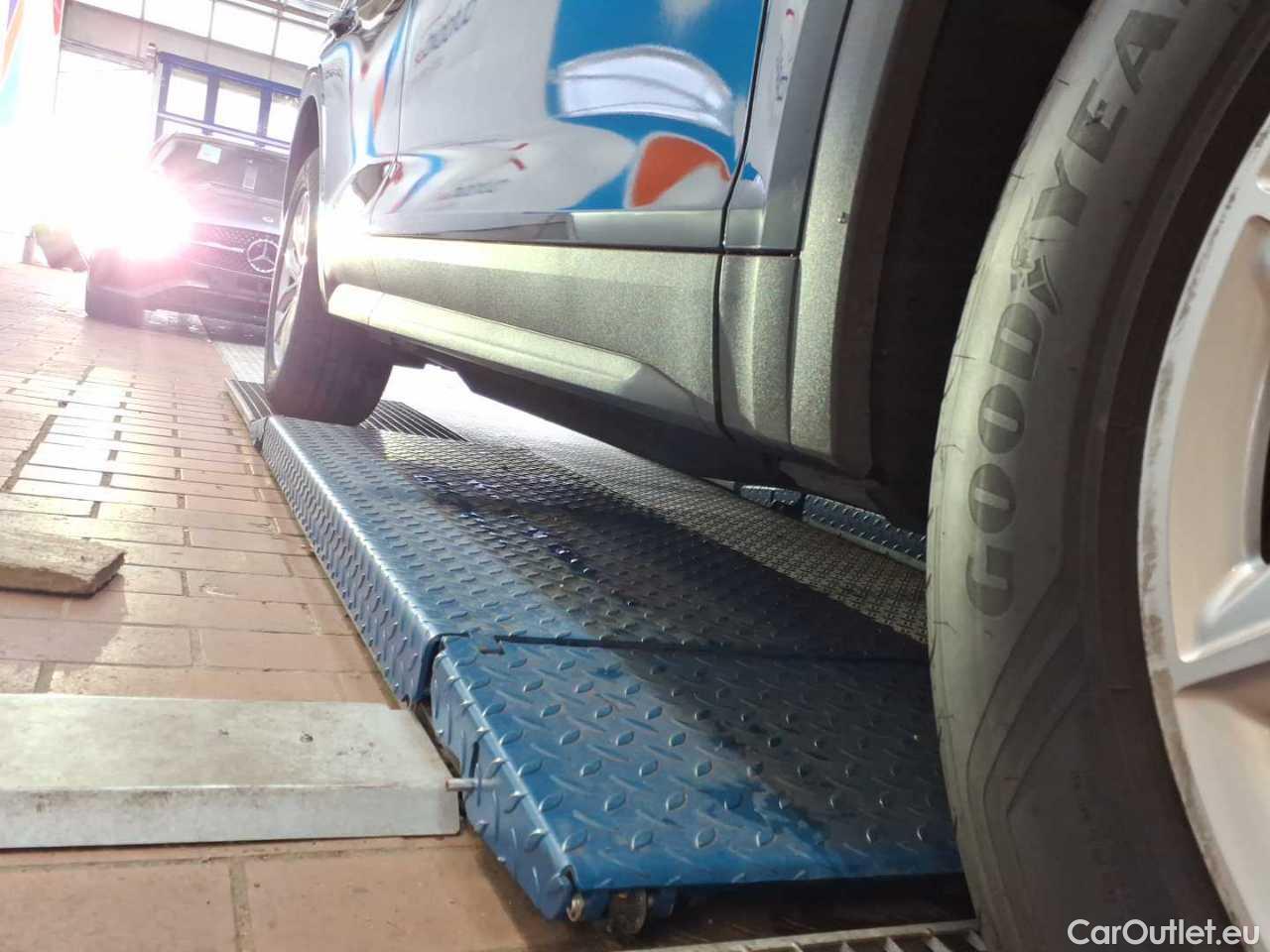 Audi  Q5 40 TDI quattro S tronic Automatic Diesel/Electric  105 #16