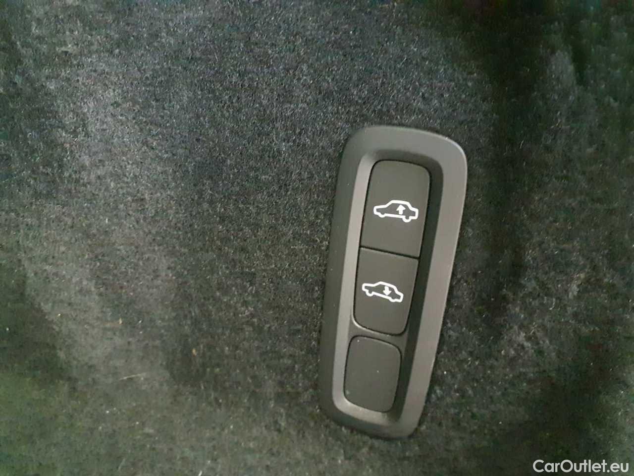 Volvo  XC60 T6 AWD Recharge Geartronic R-Design Automatic Petrol/Electric  102 #16